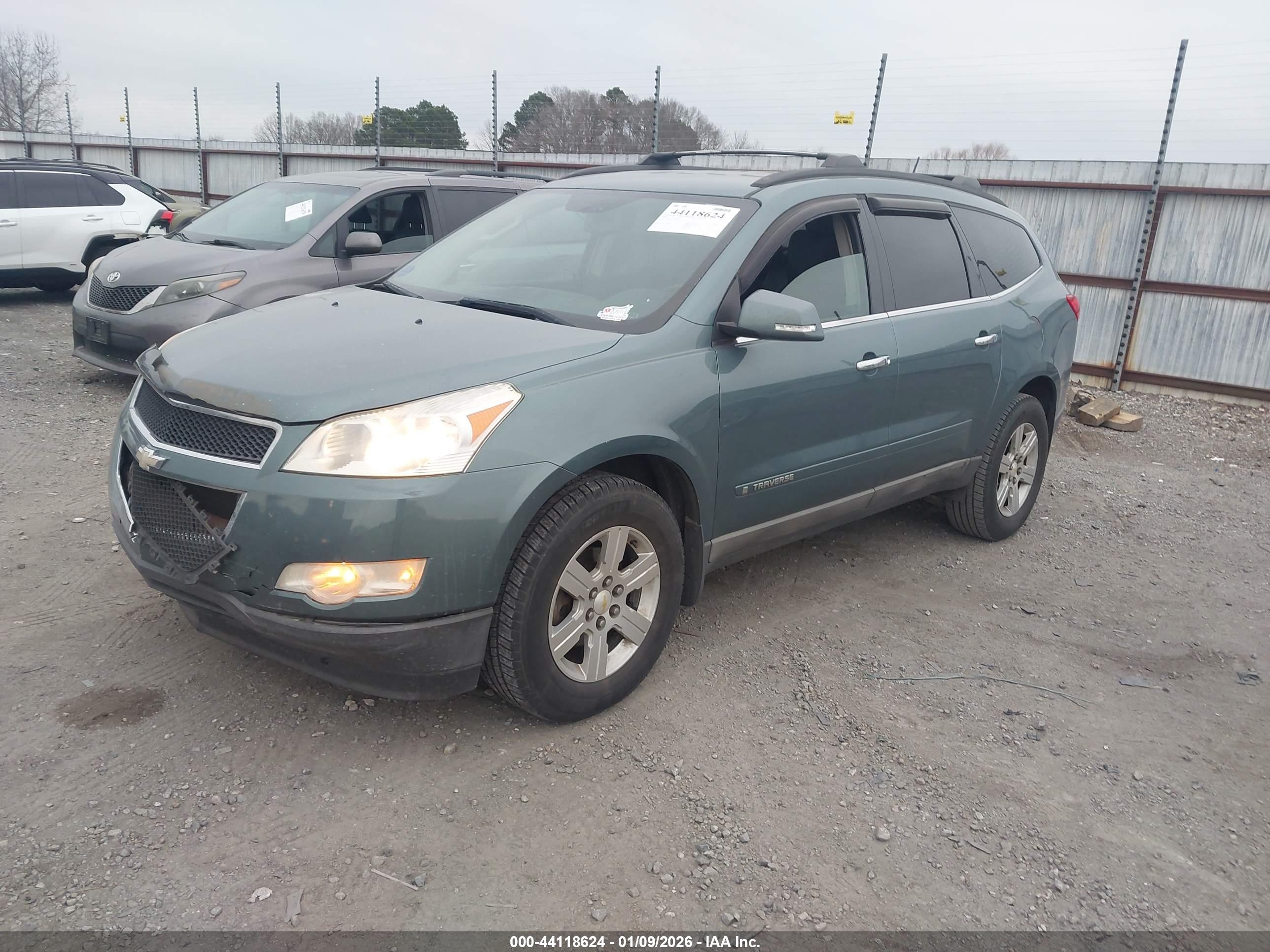 CHEVROLET TRAVERSE image 2