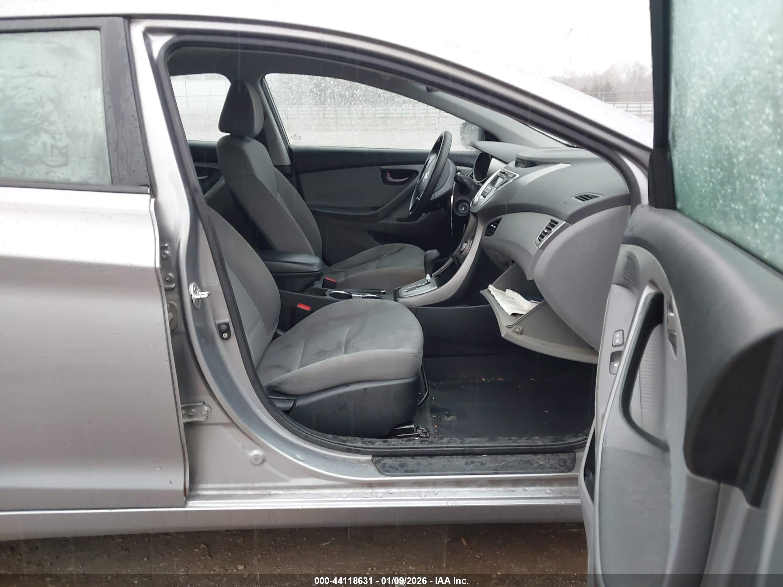 HYUNDAI ELANTRA image 5