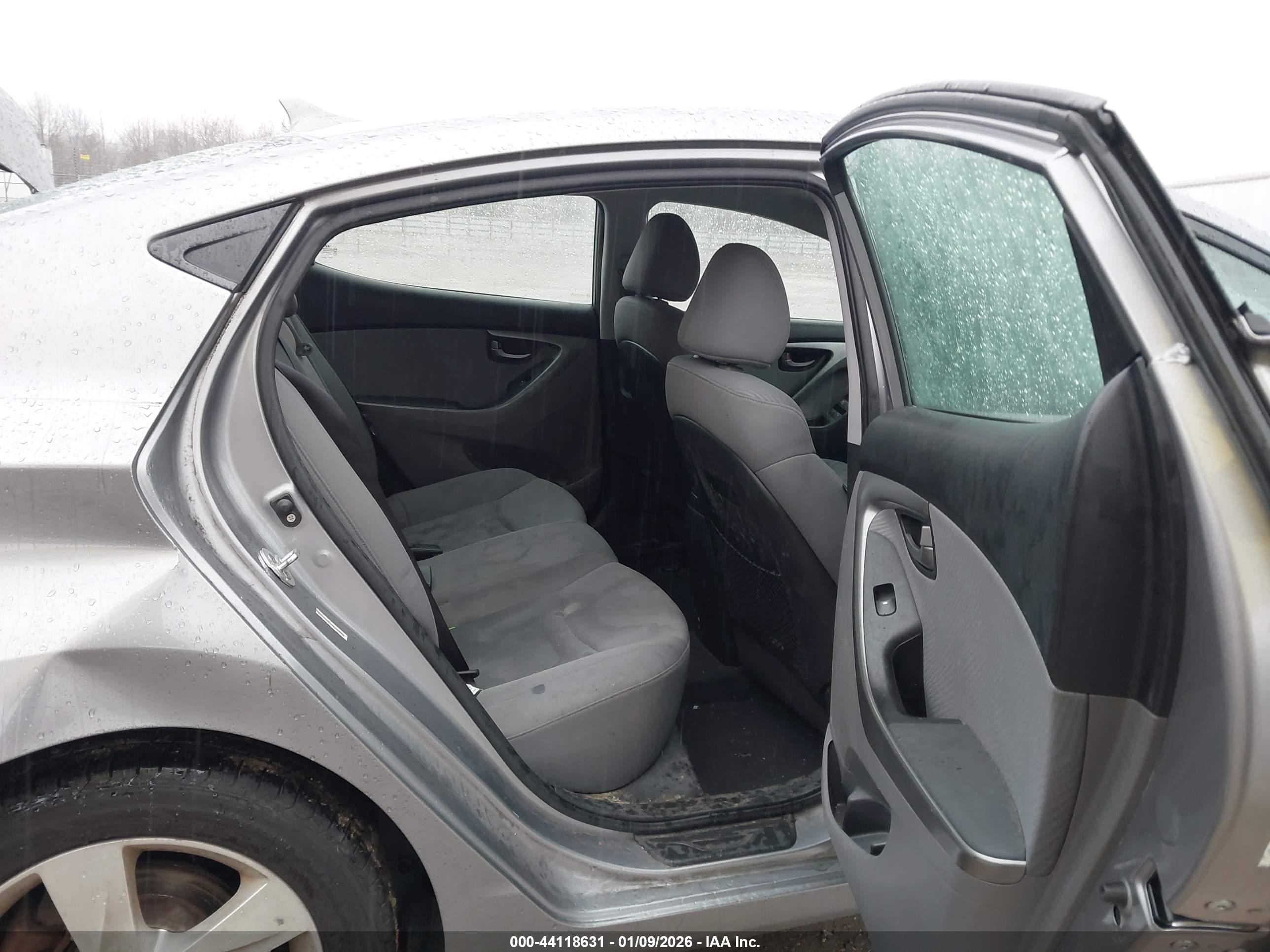 HYUNDAI ELANTRA image 8