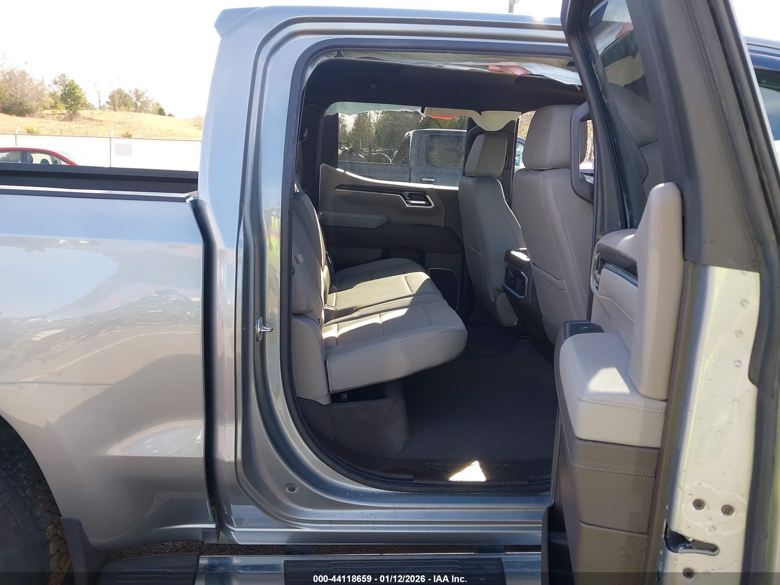 CHEVROLET SILVERADO image 8