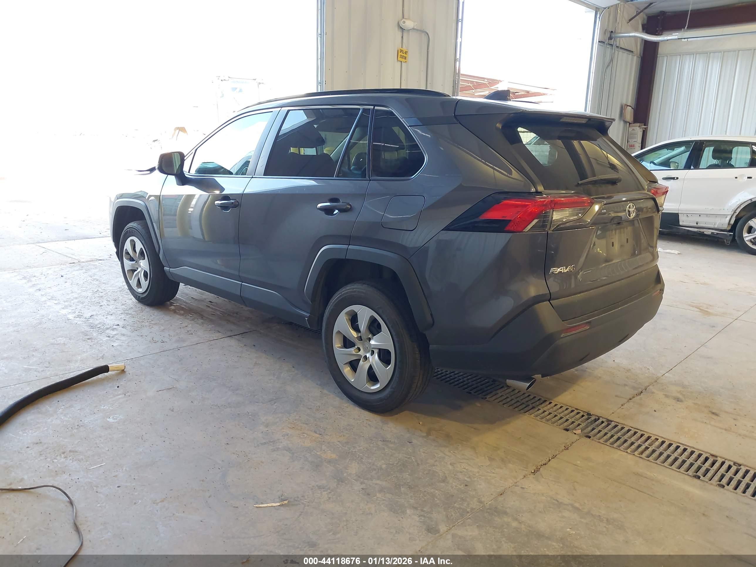 TOYOTA RAV4 image 3
