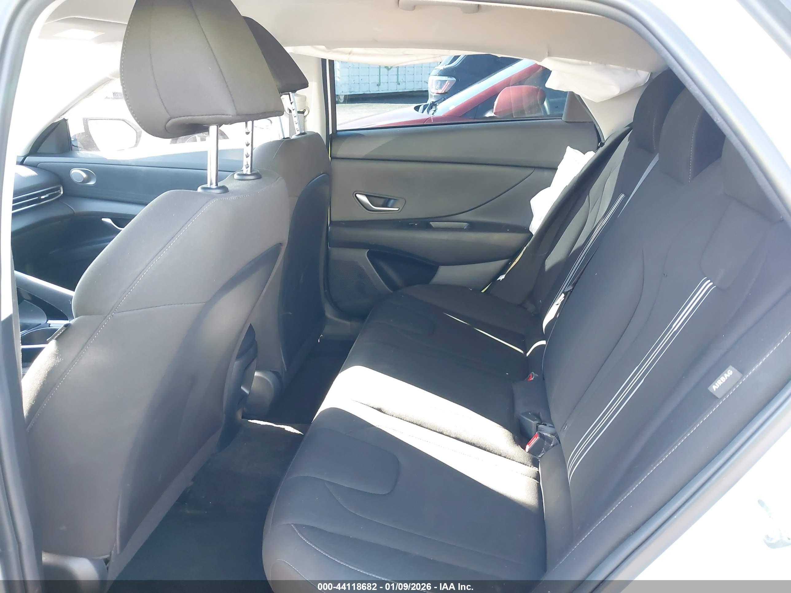 HYUNDAI ELANTRA image 8