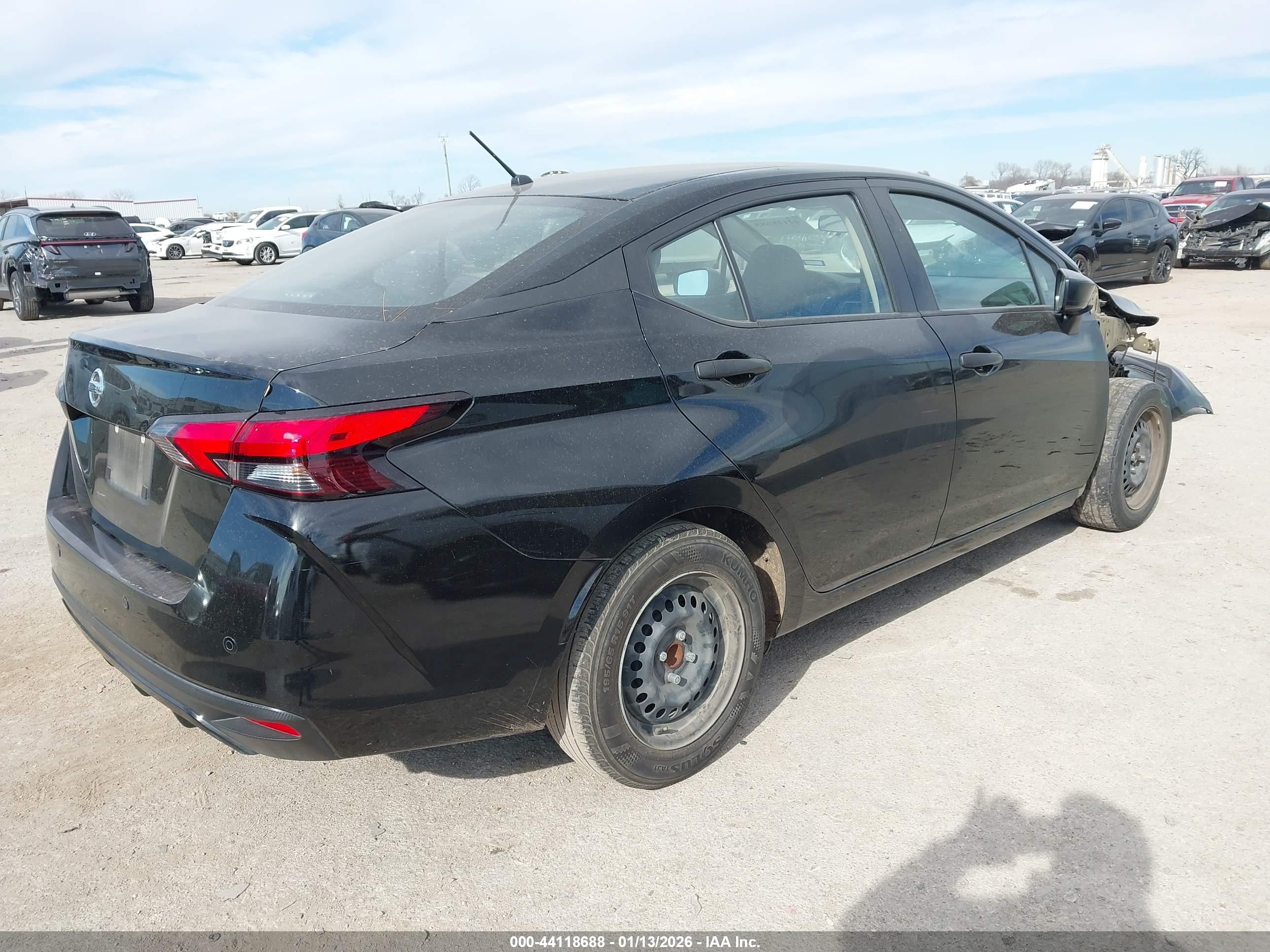 NISSAN VERSA image 4