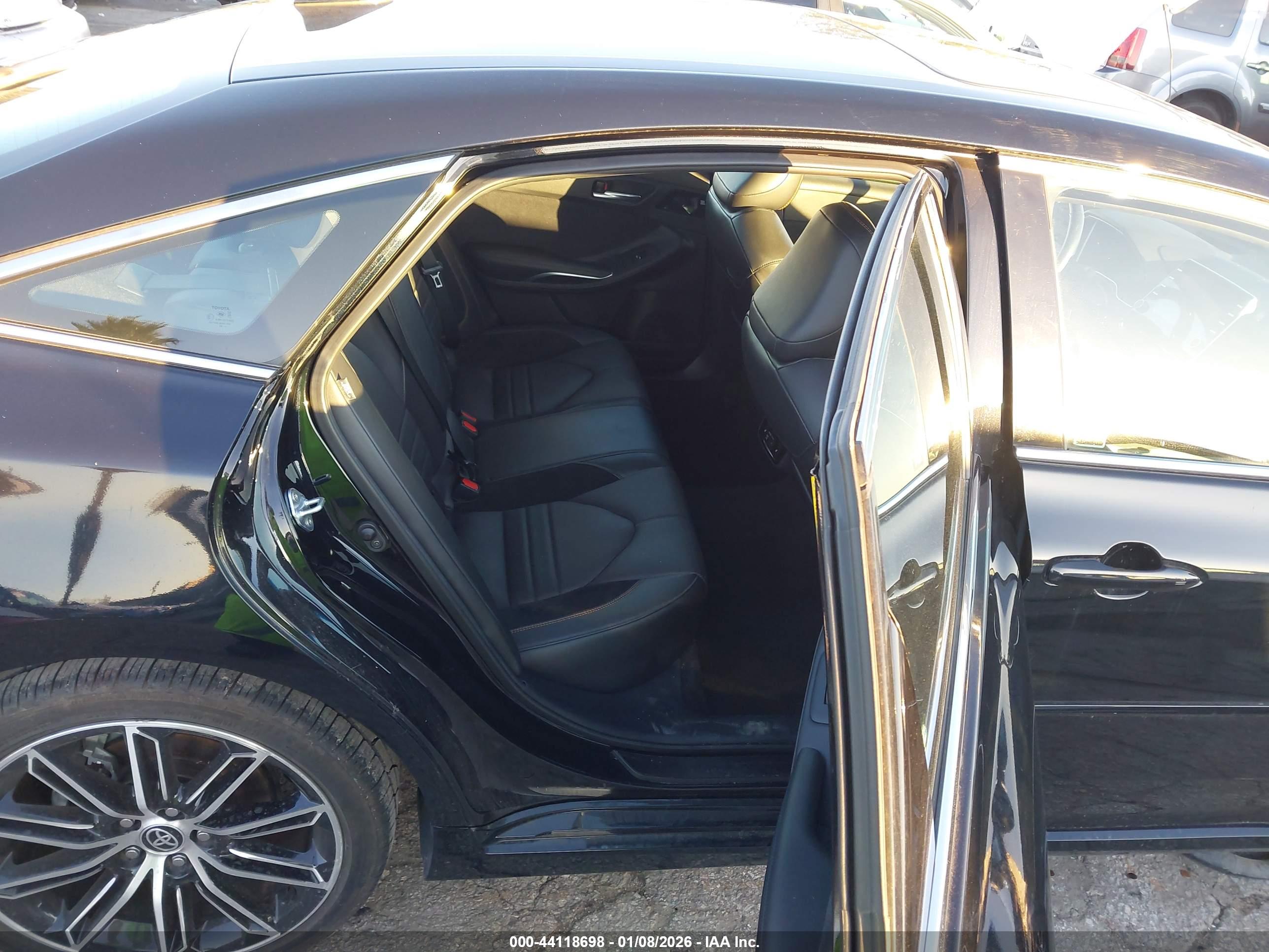 TOYOTA AVALON image 8