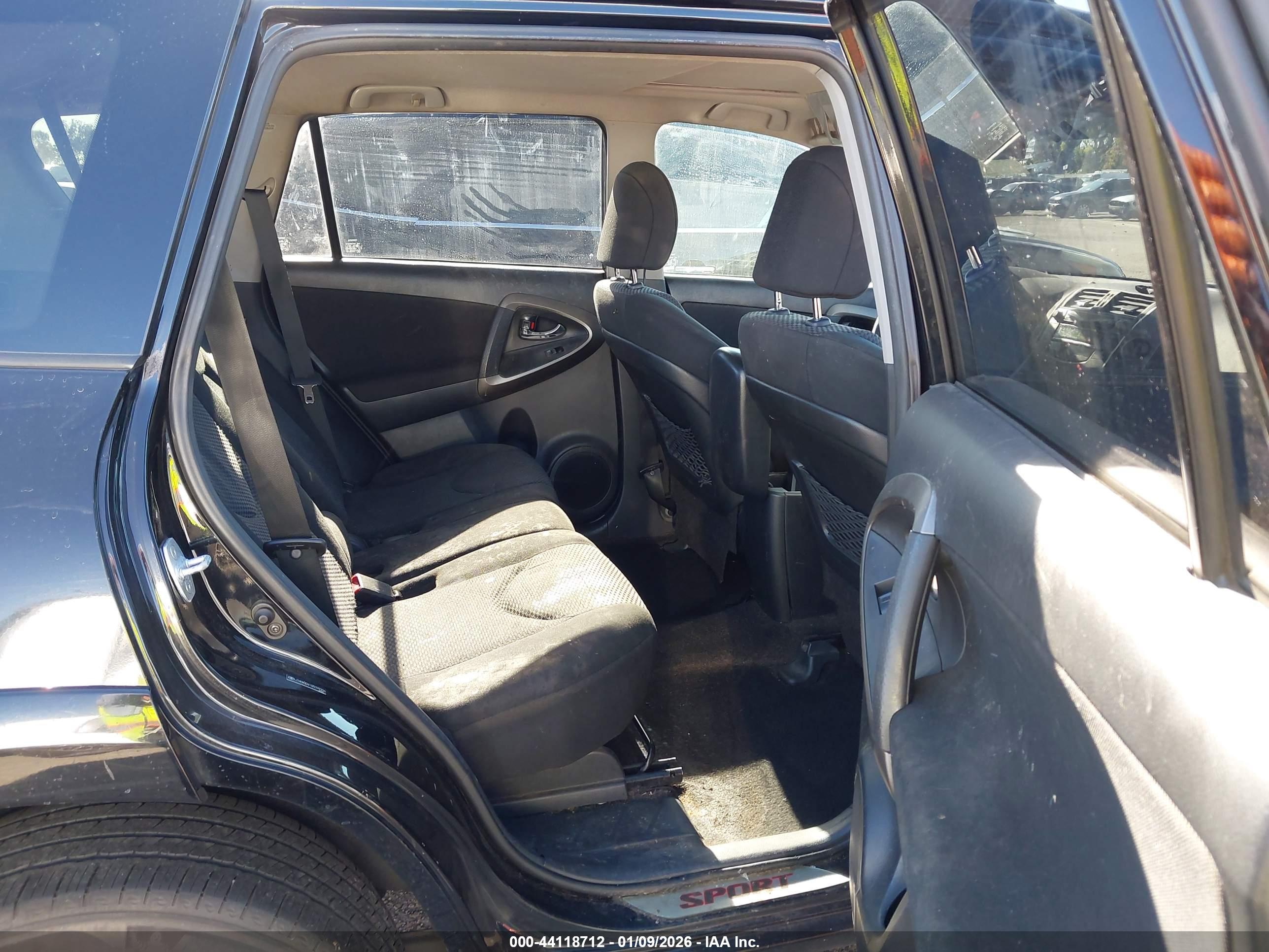 TOYOTA RAV4 image 8