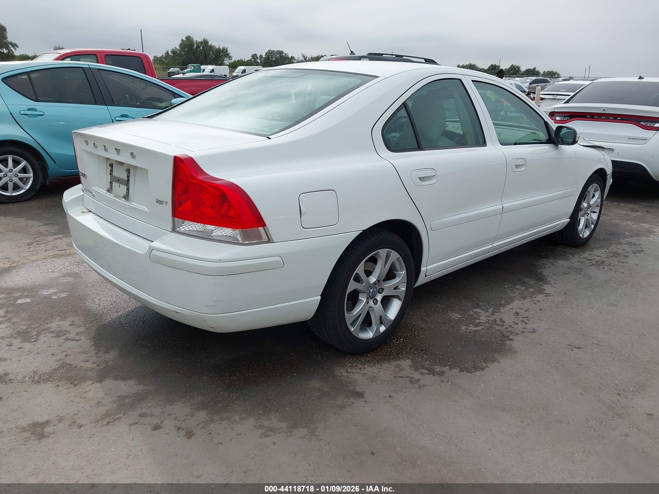 VOLVO S60 image 4