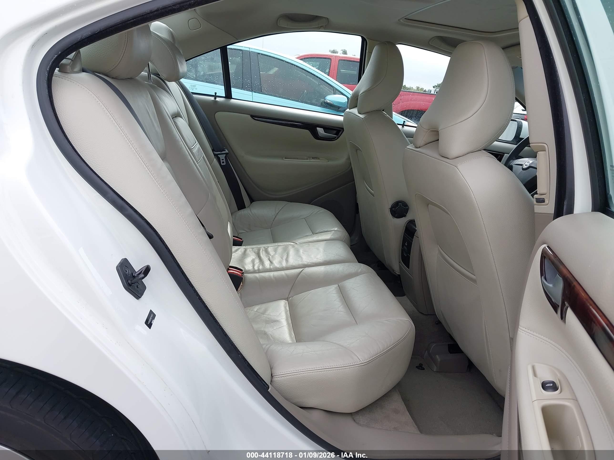VOLVO S60 image 8