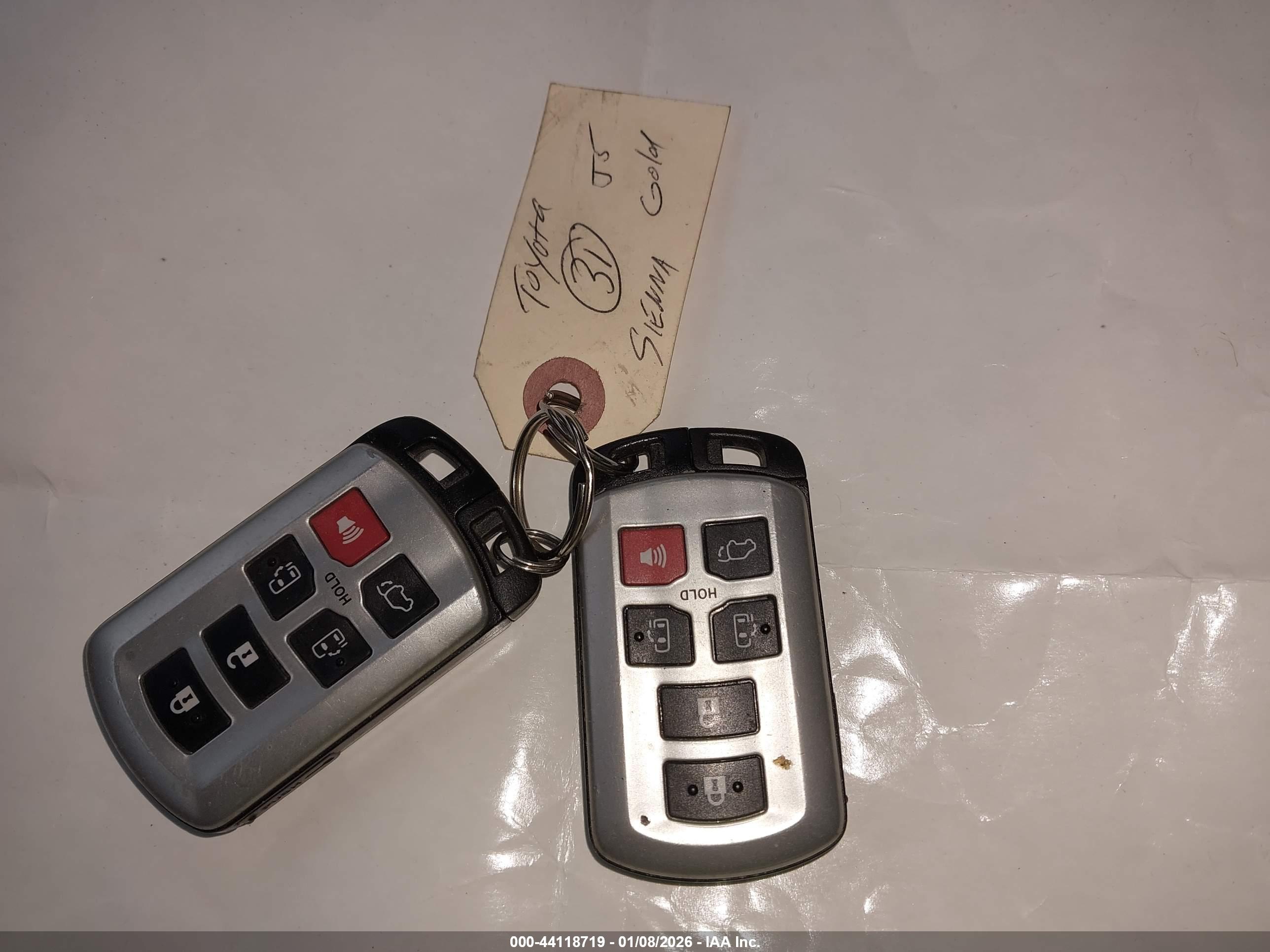 TOYOTA SIENNA image 11