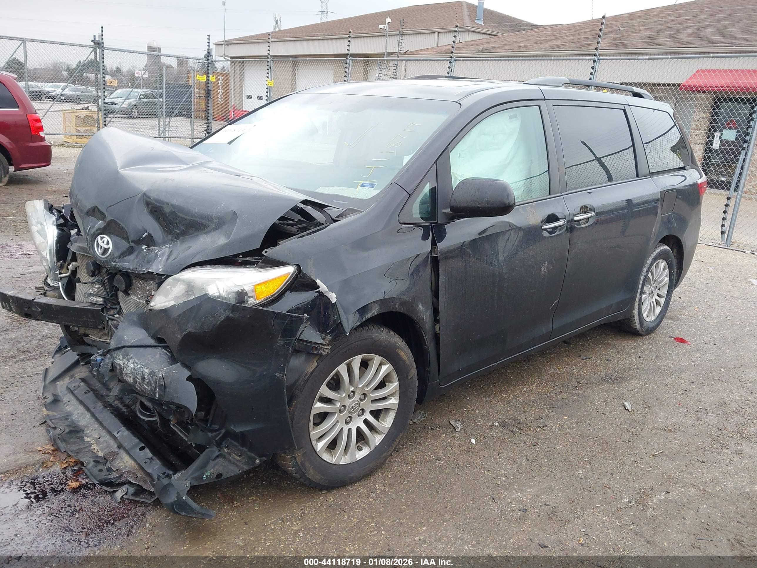 TOYOTA SIENNA image 2
