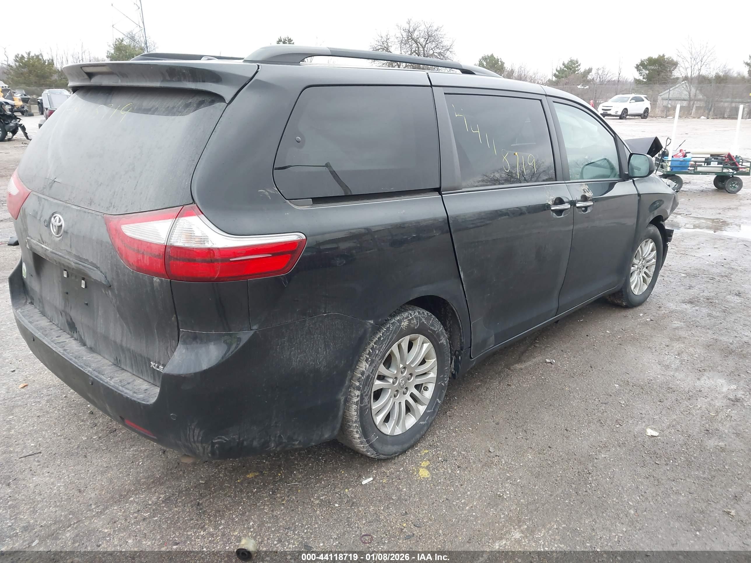 TOYOTA SIENNA image 4