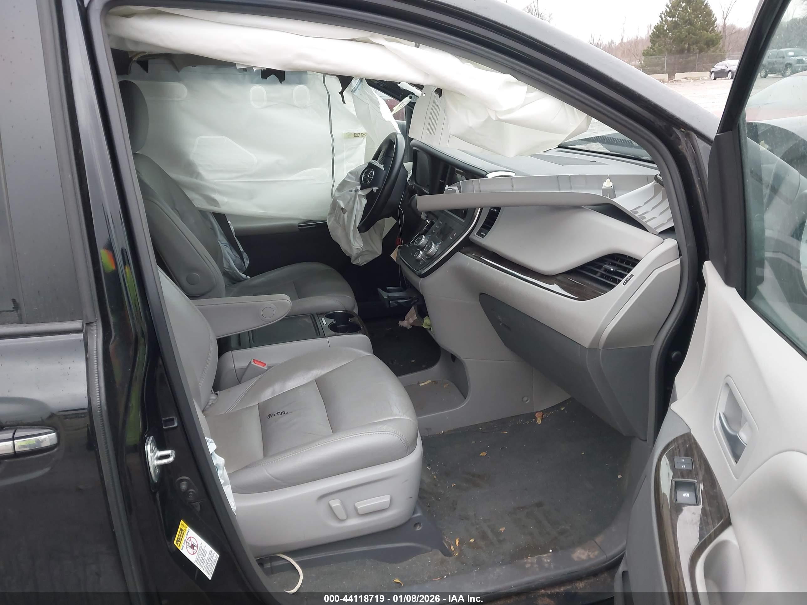 TOYOTA SIENNA image 5