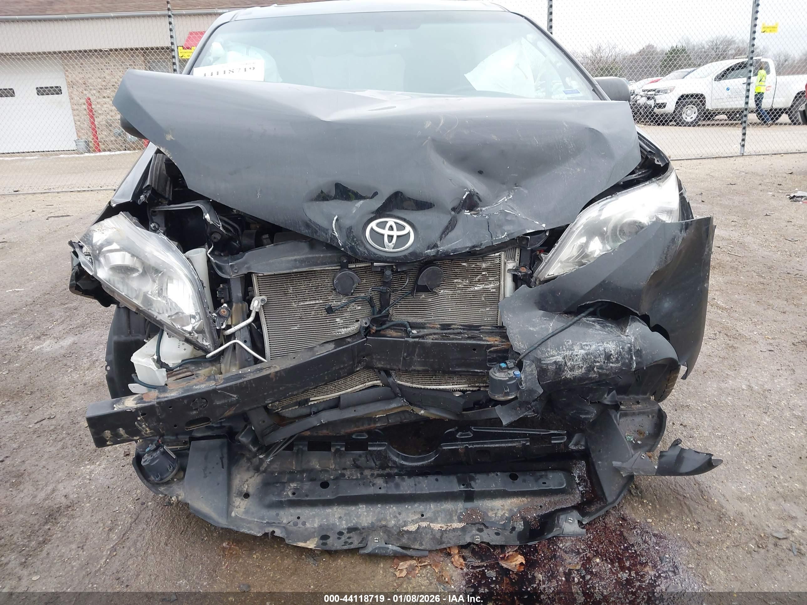 TOYOTA SIENNA image 6