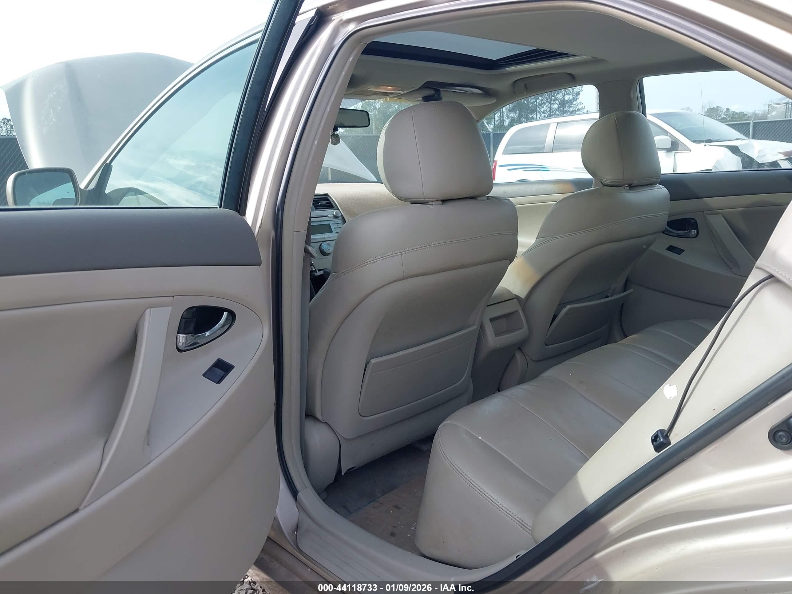 TOYOTA CAMRY image 8