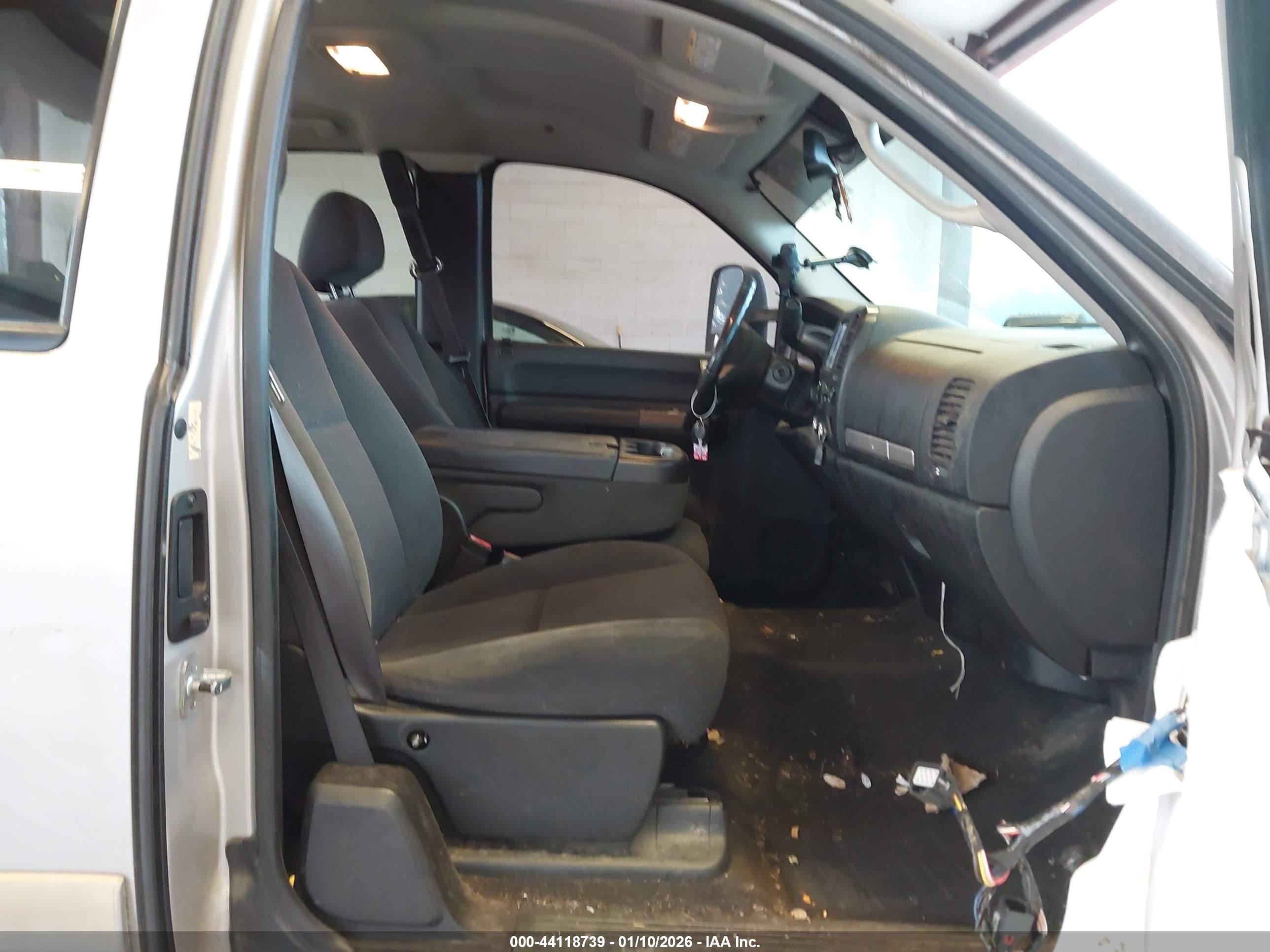 CHEVROLET SILVERADO image 5