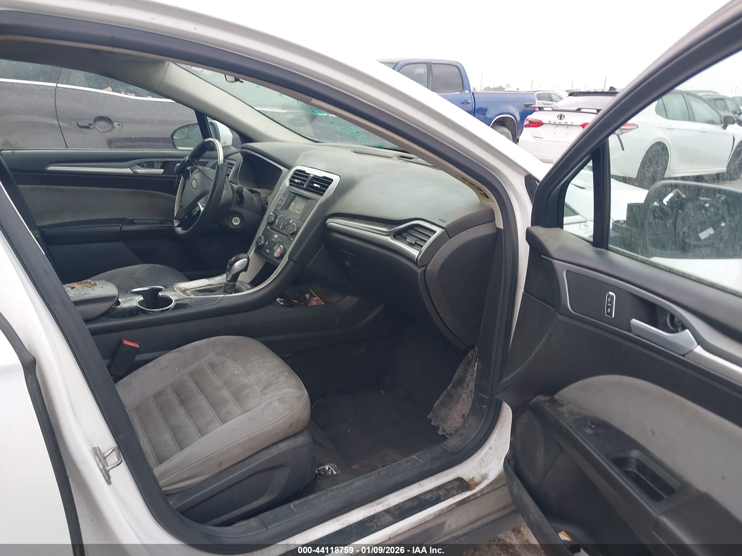 FORD FUSION image 5