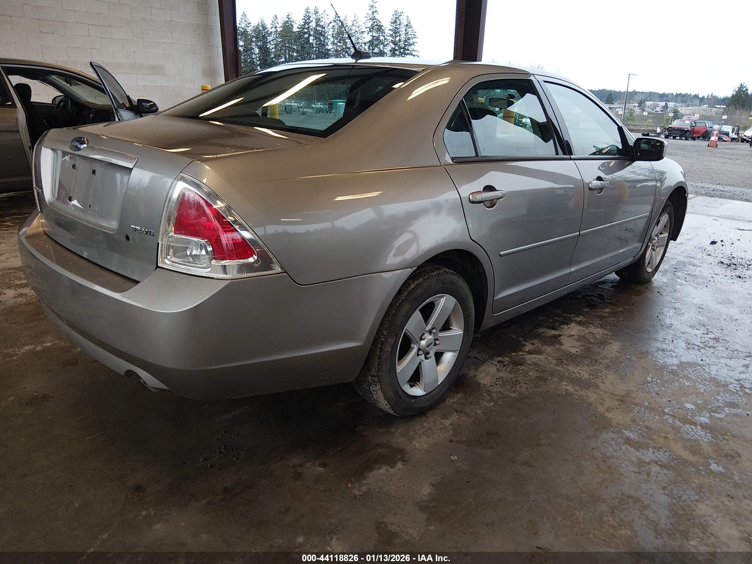 FORD FUSION image 4