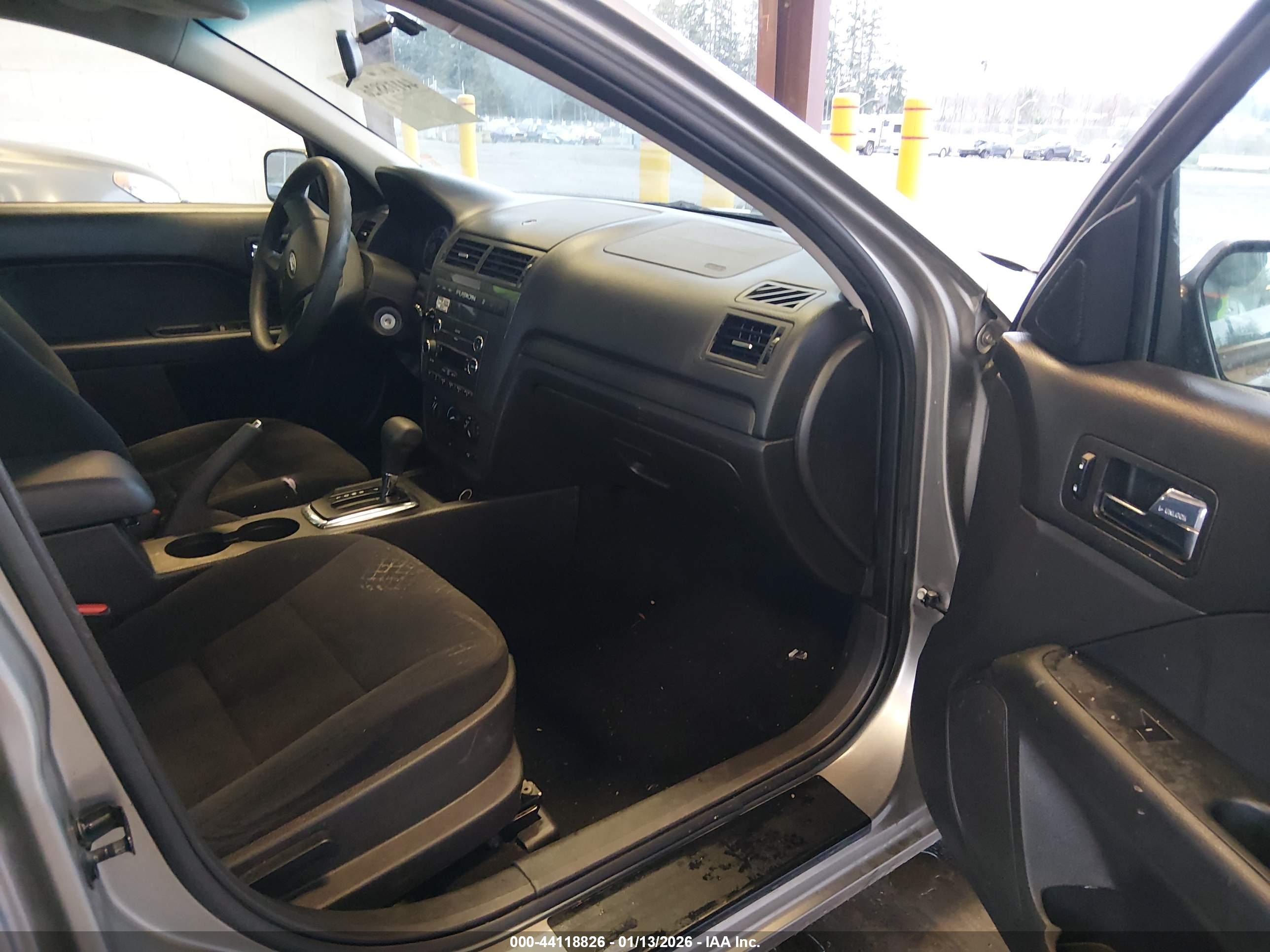 FORD FUSION image 5