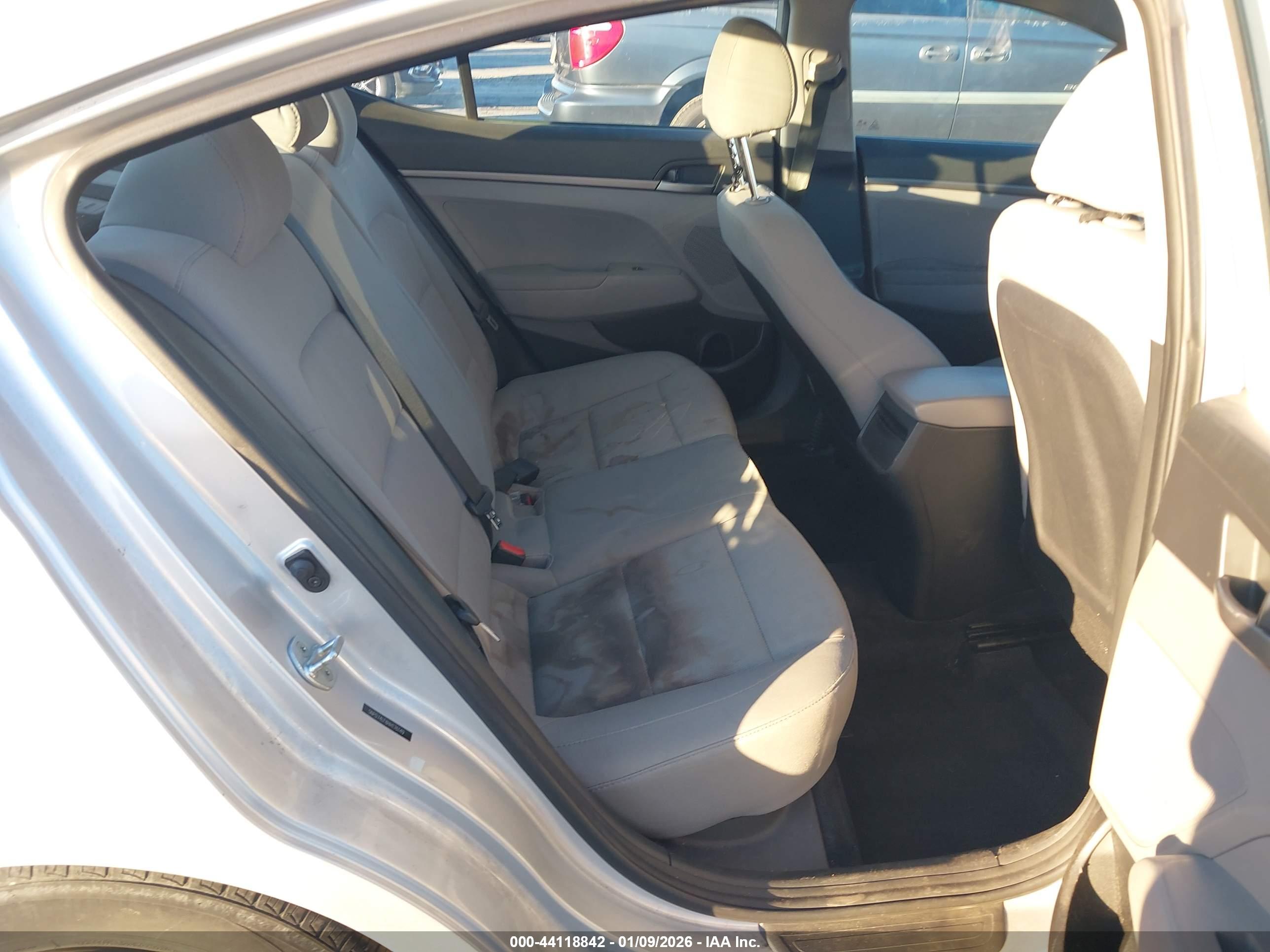 HYUNDAI ELANTRA image 8