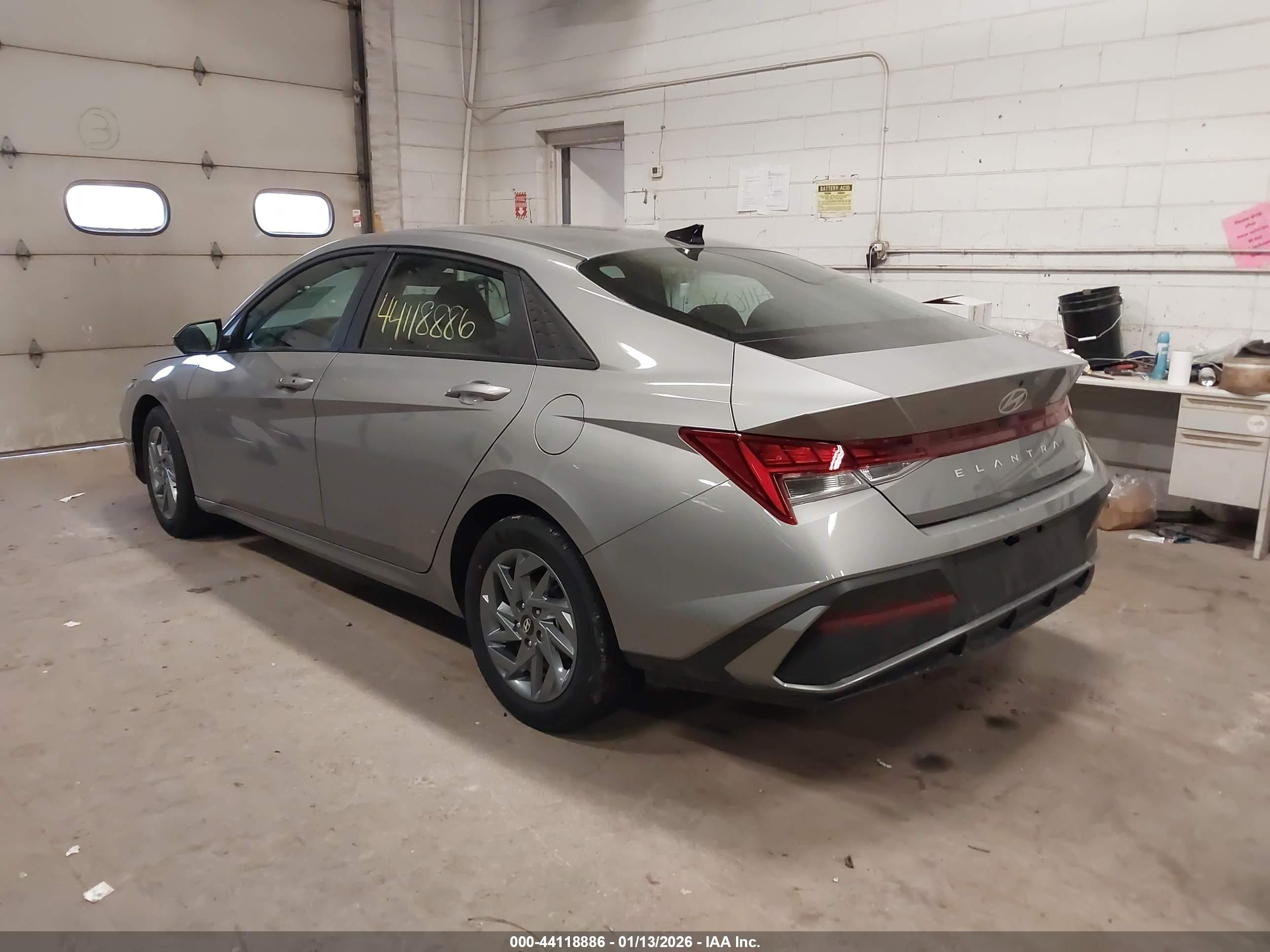 HYUNDAI ELANTRA image 3