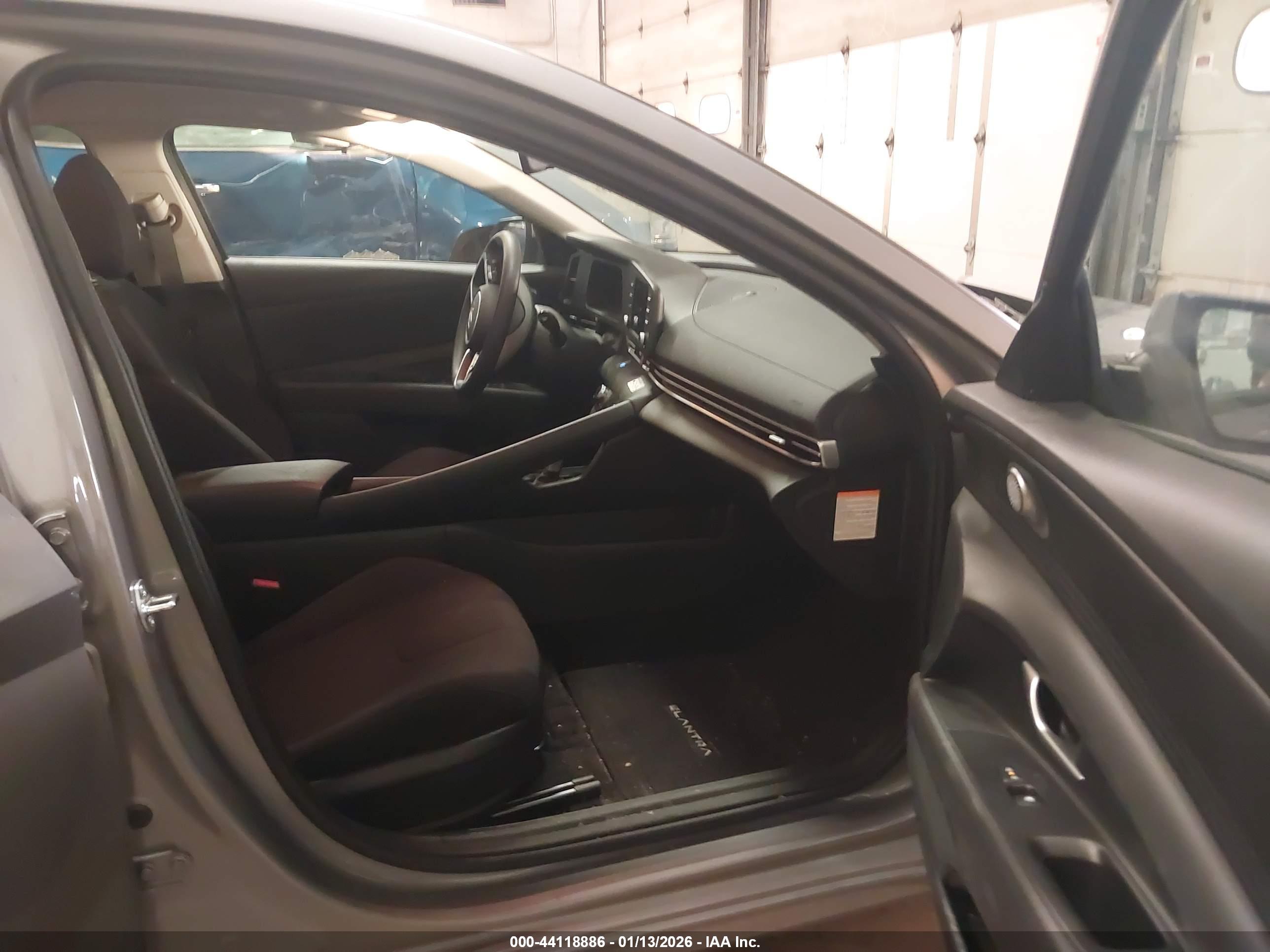 HYUNDAI ELANTRA image 5