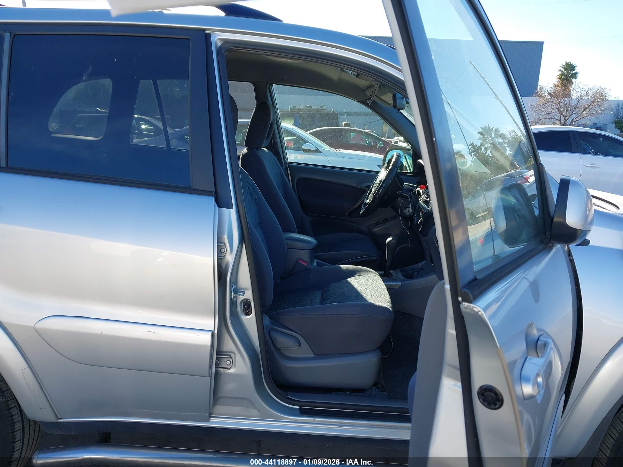 TOYOTA RAV4 image 5