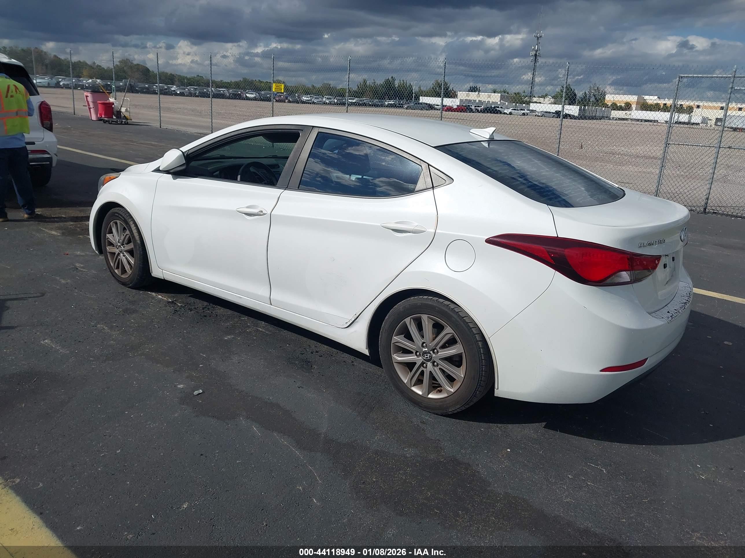 HYUNDAI ELANTRA image 3