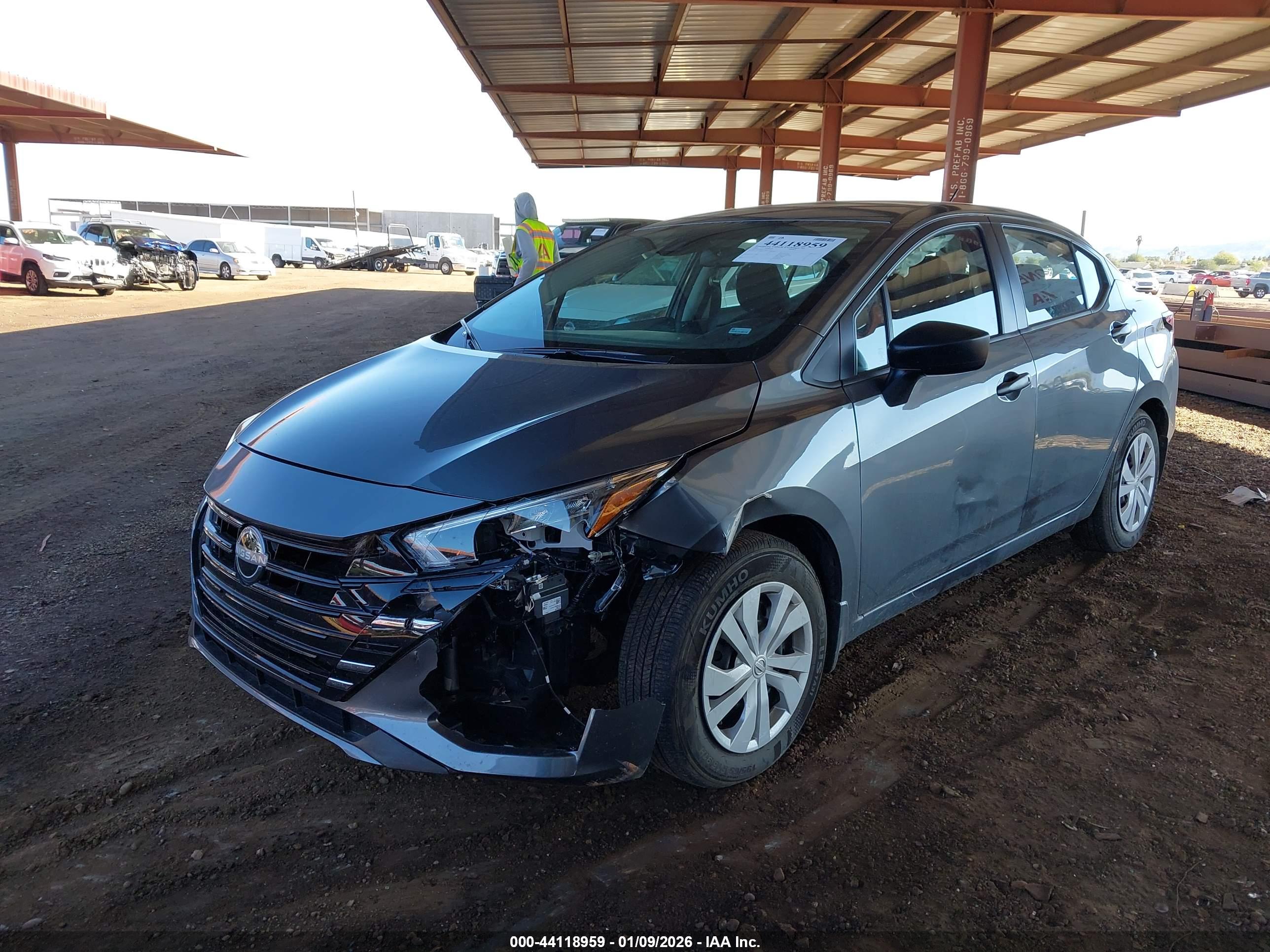 NISSAN VERSA image 2