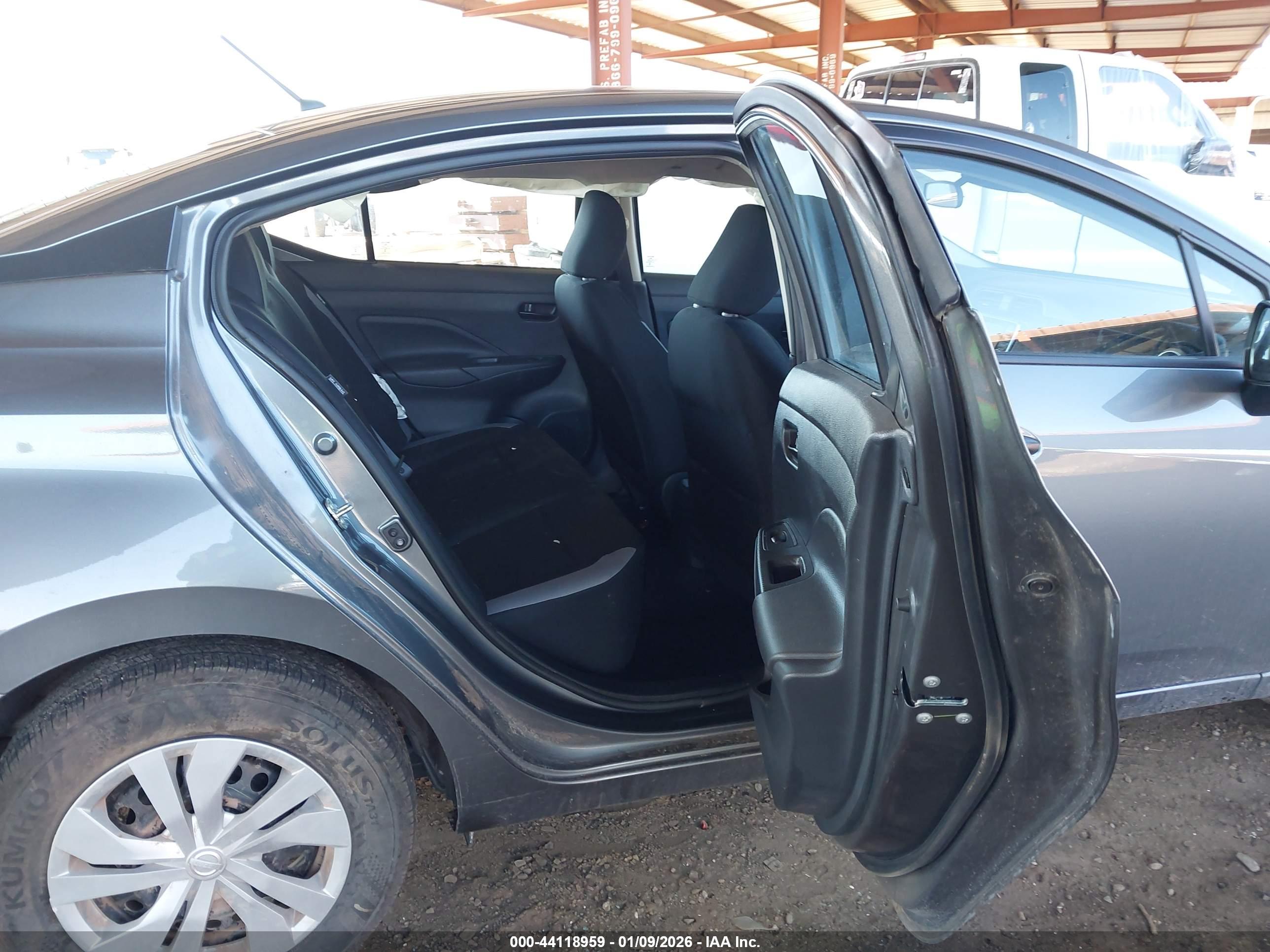 NISSAN VERSA image 8