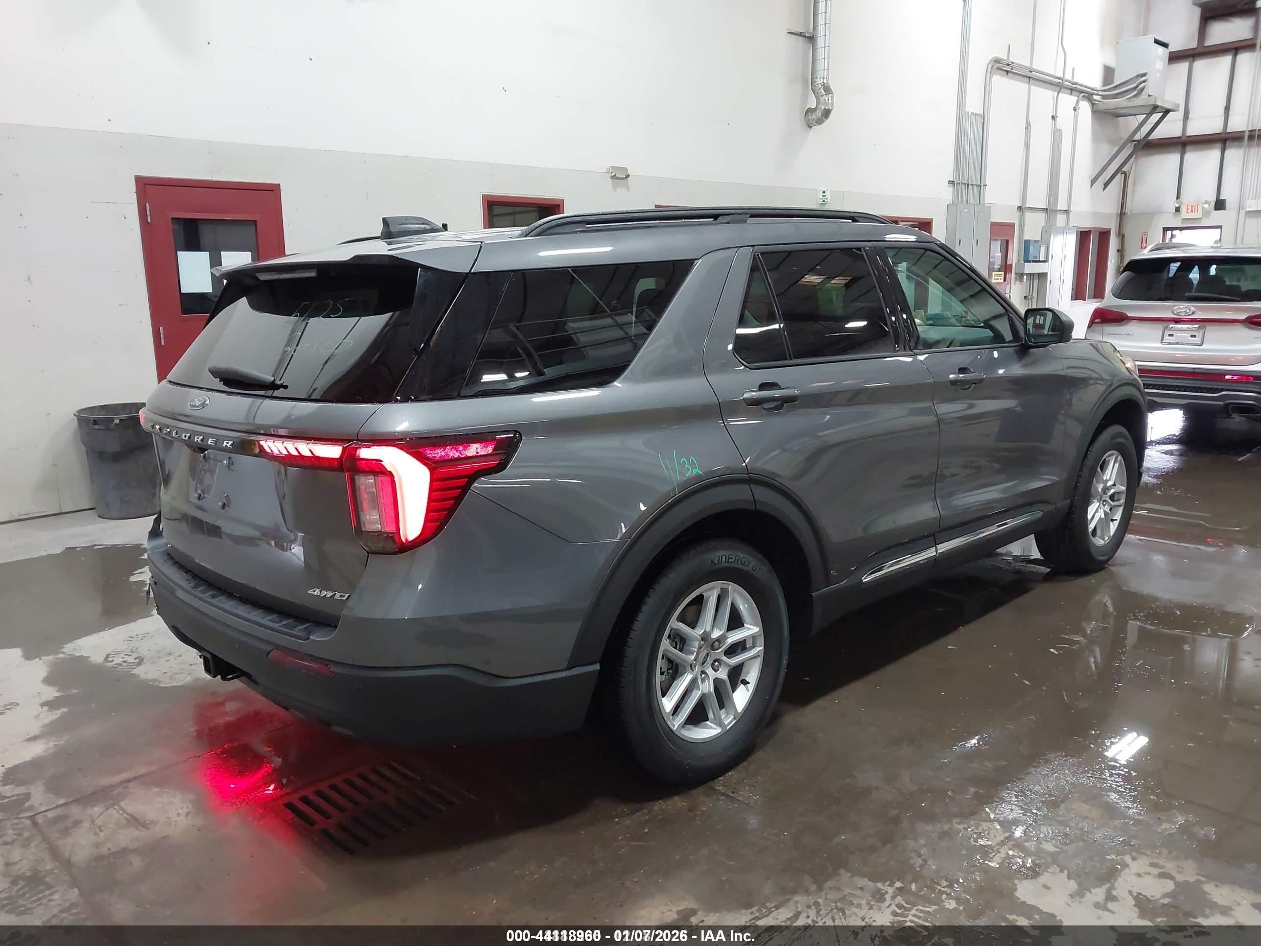FORD EXPLORER image 4