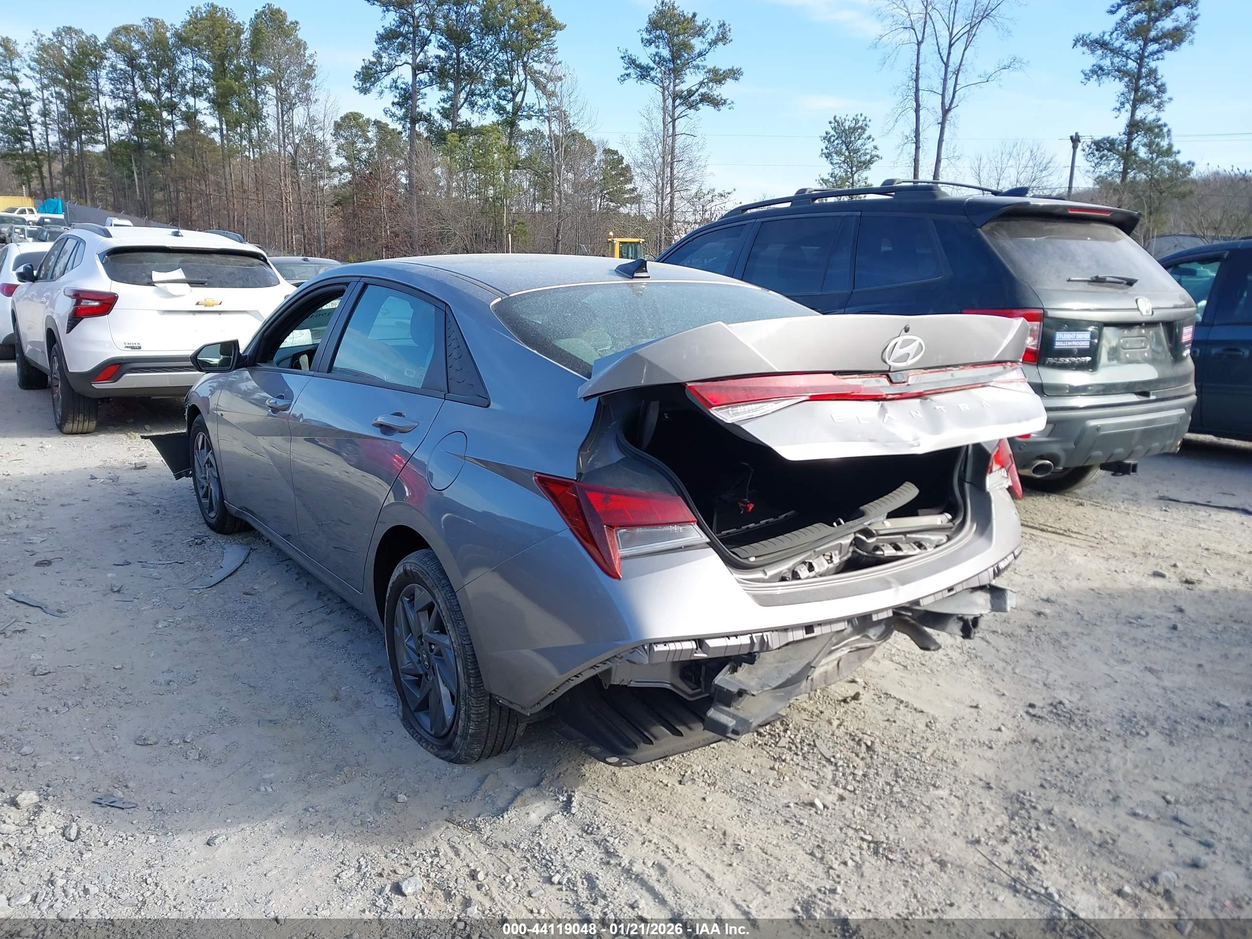 HYUNDAI ELANTRA image 3