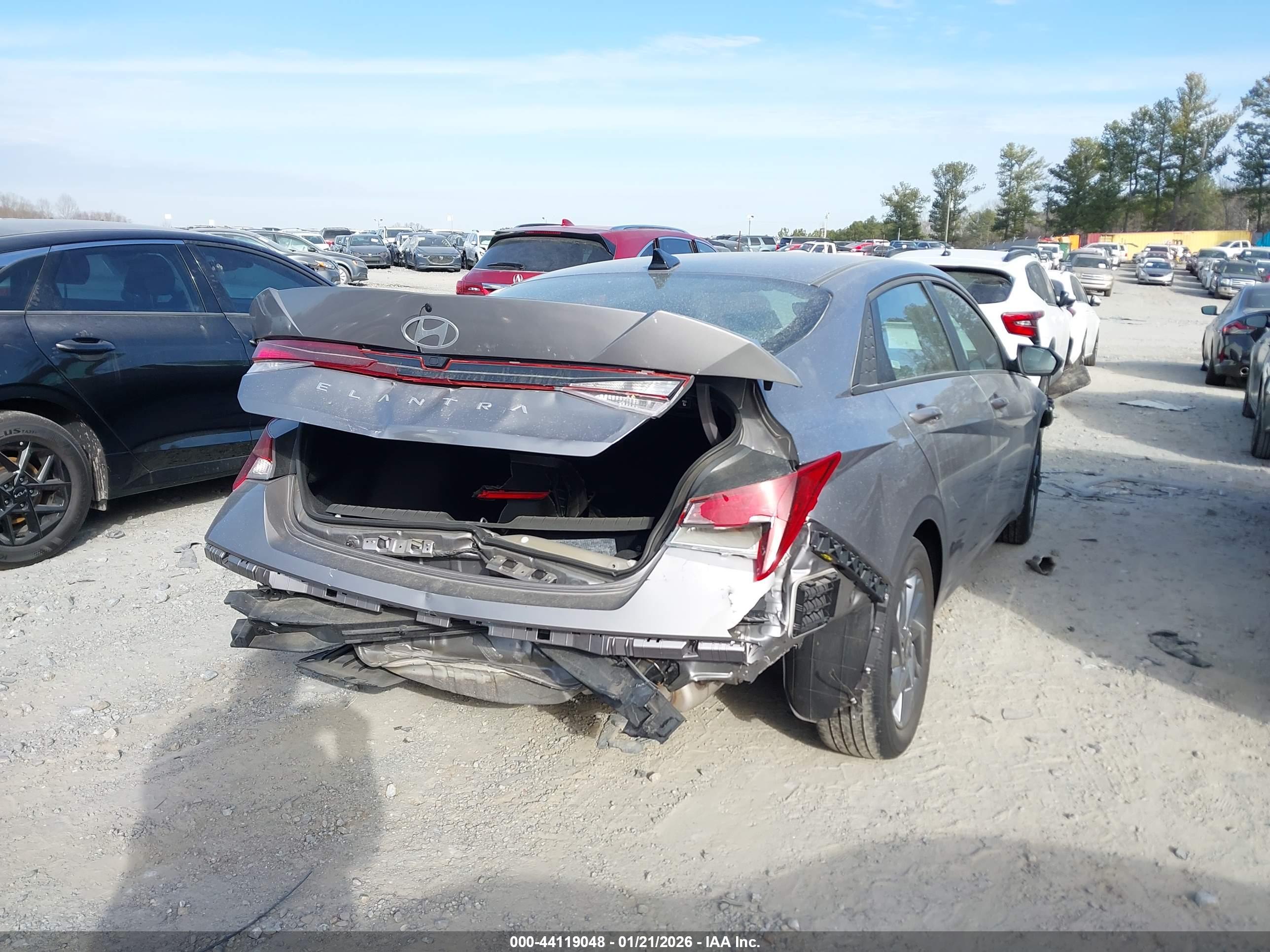 HYUNDAI ELANTRA image 4