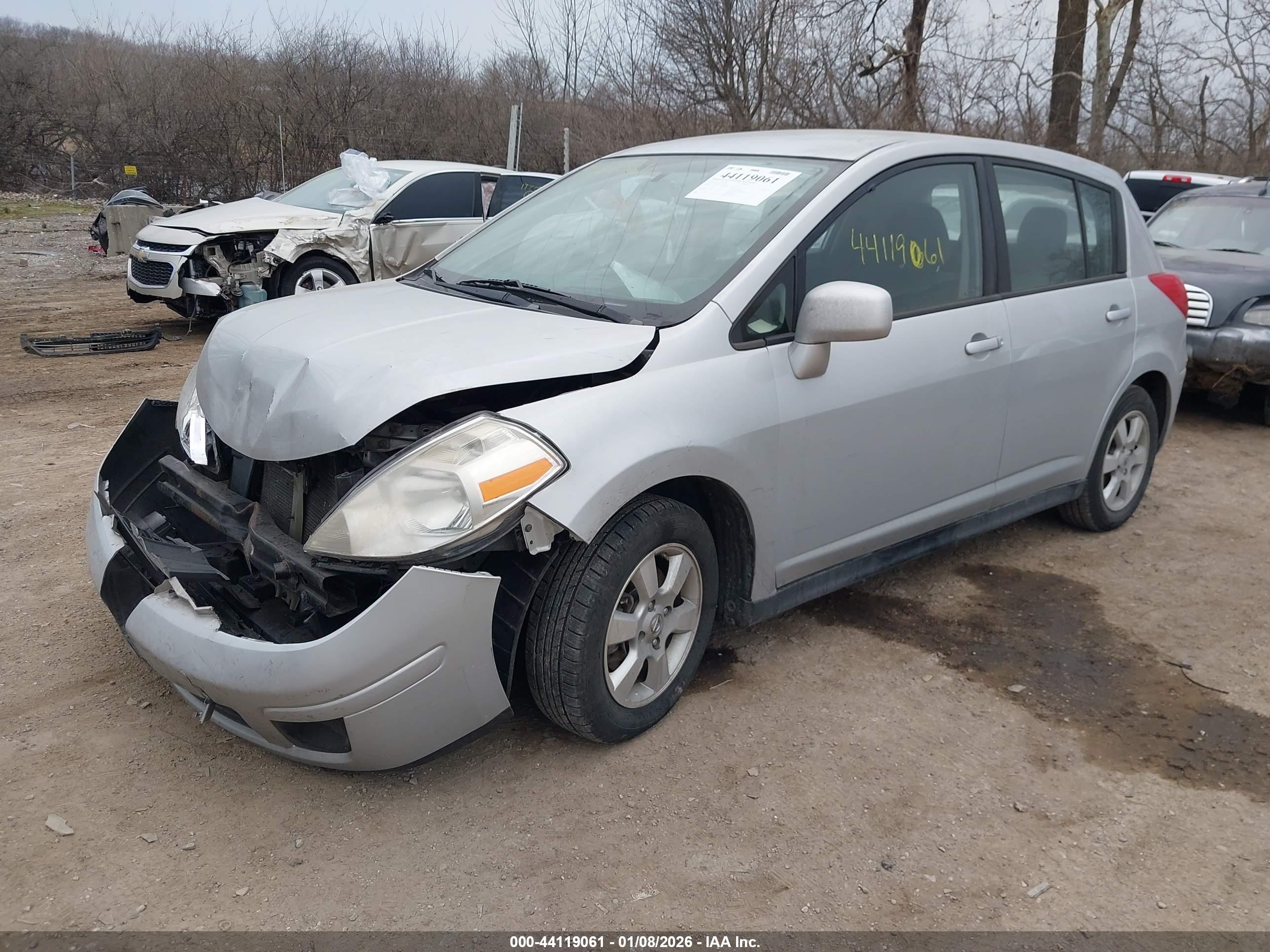 NISSAN VERSA image 2