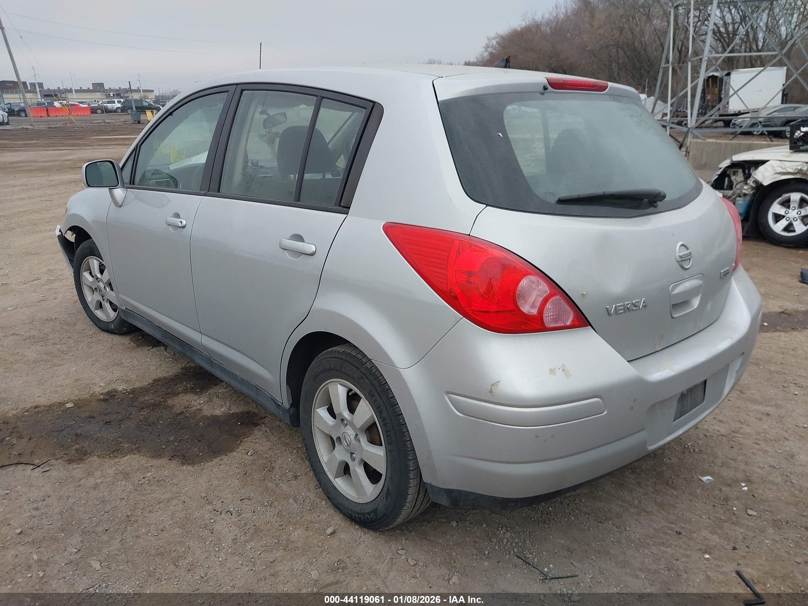 NISSAN VERSA image 3