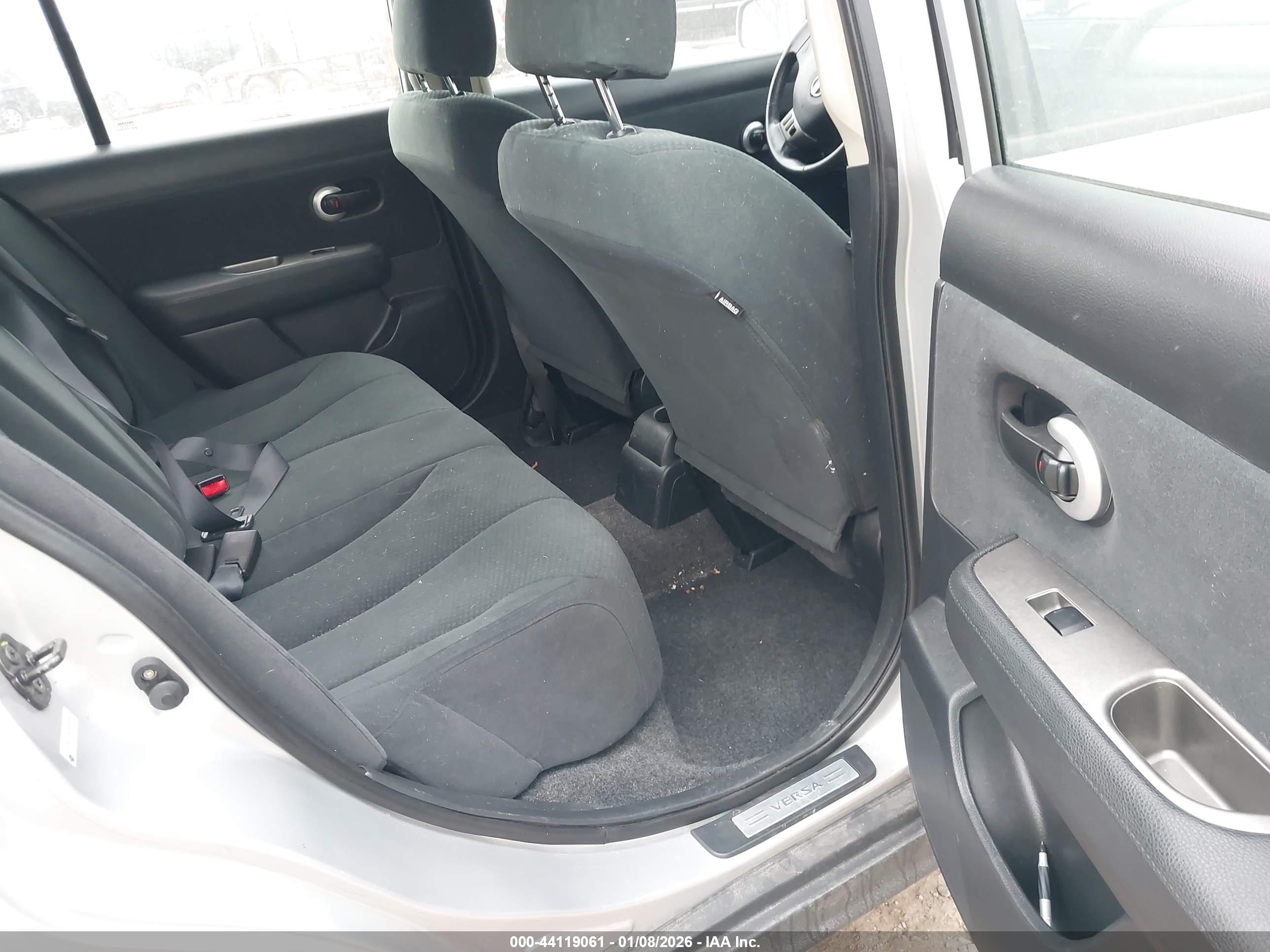 NISSAN VERSA image 8