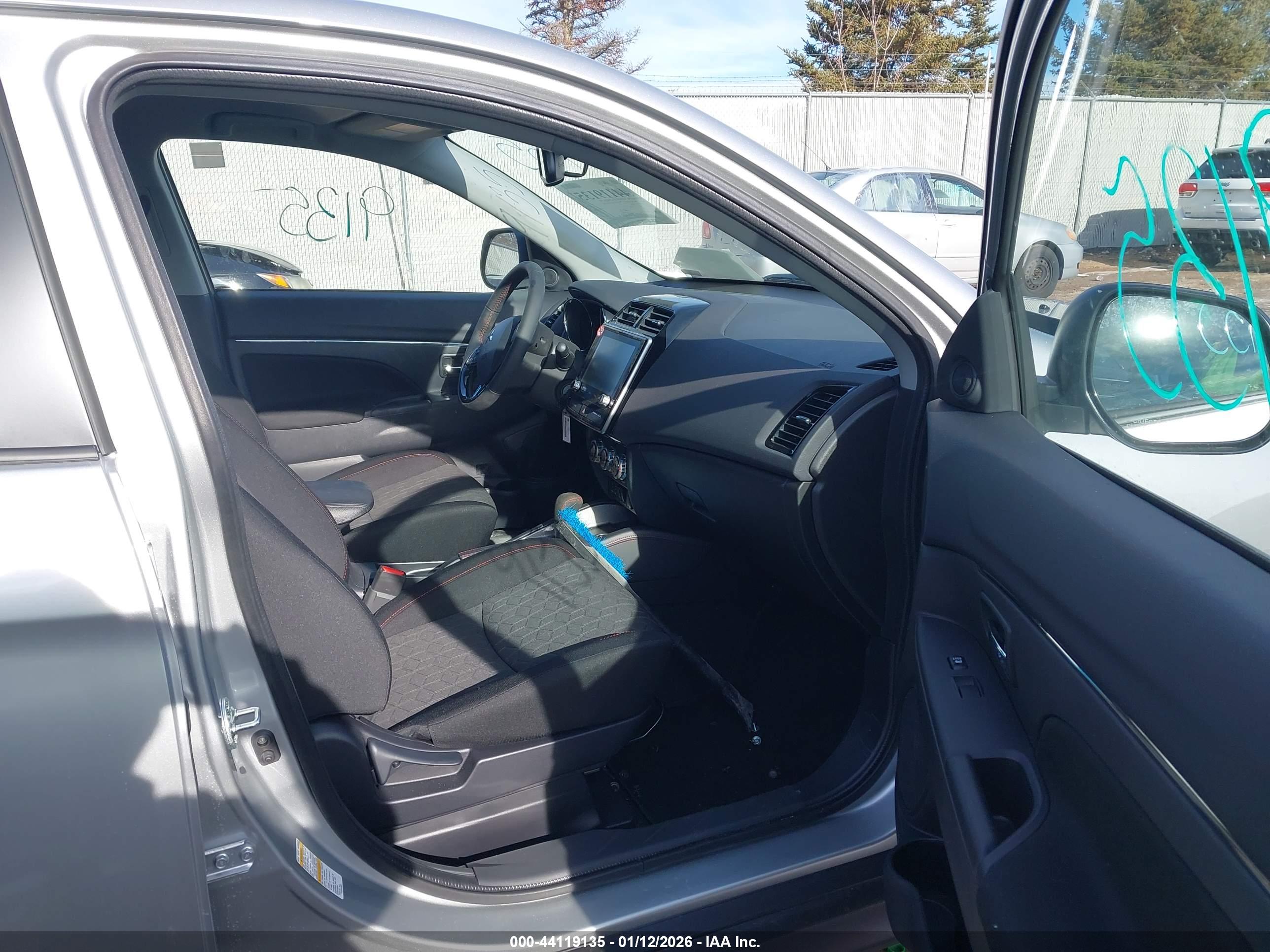 MITSUBISHI OUTLANDER image 5