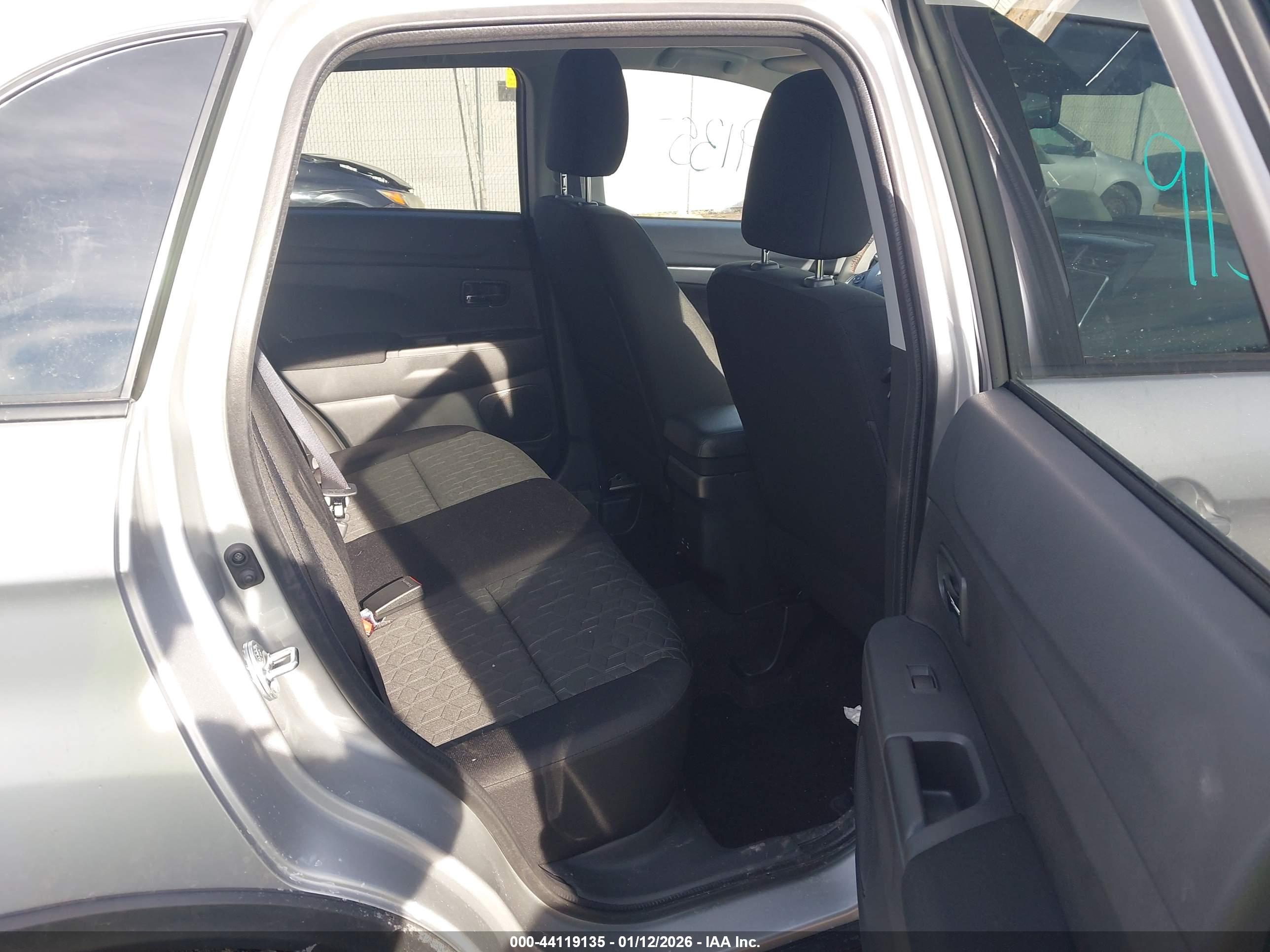 MITSUBISHI OUTLANDER image 8