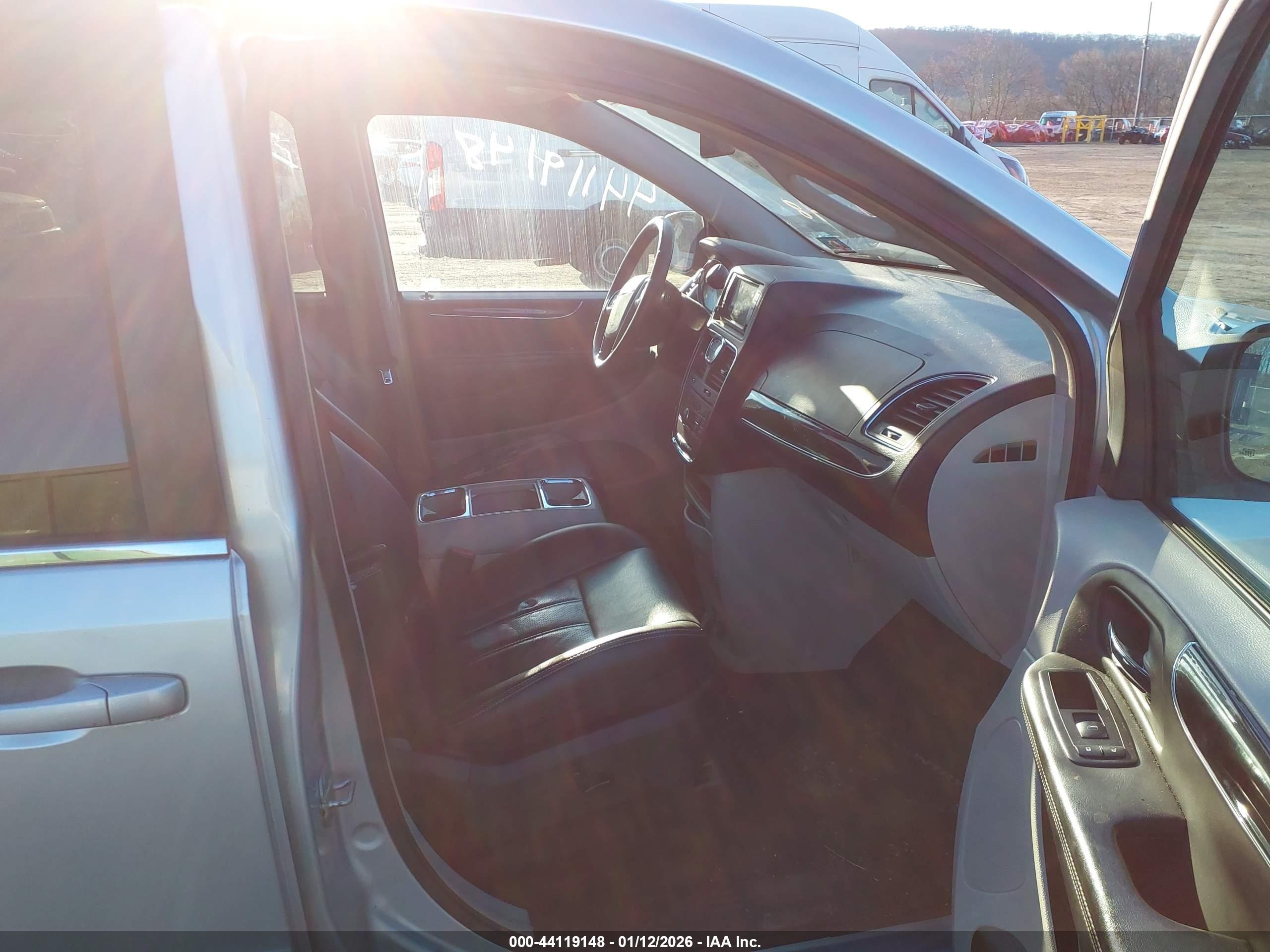 CHRYSLER TOWN image 5