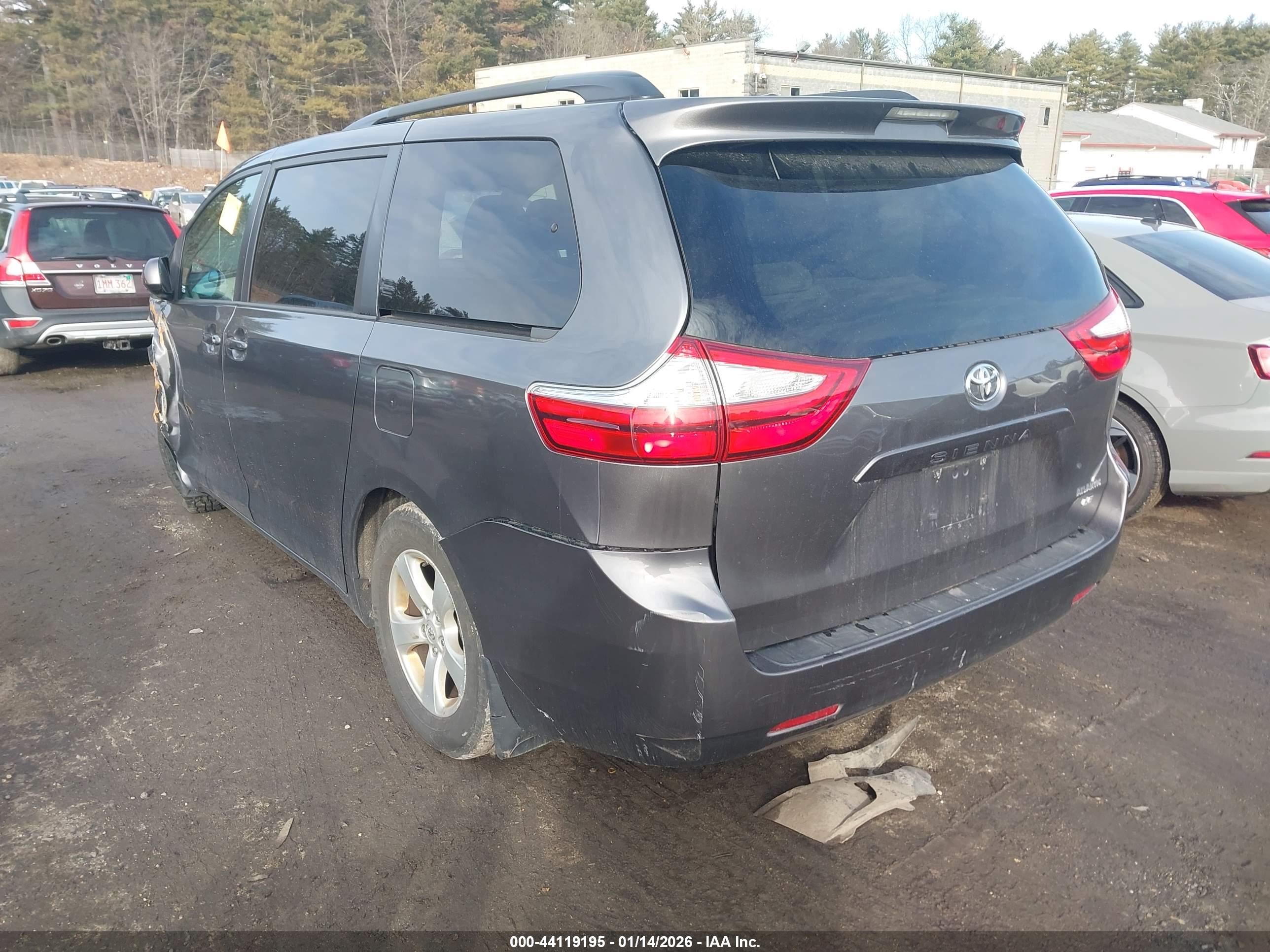 TOYOTA SIENNA image 3