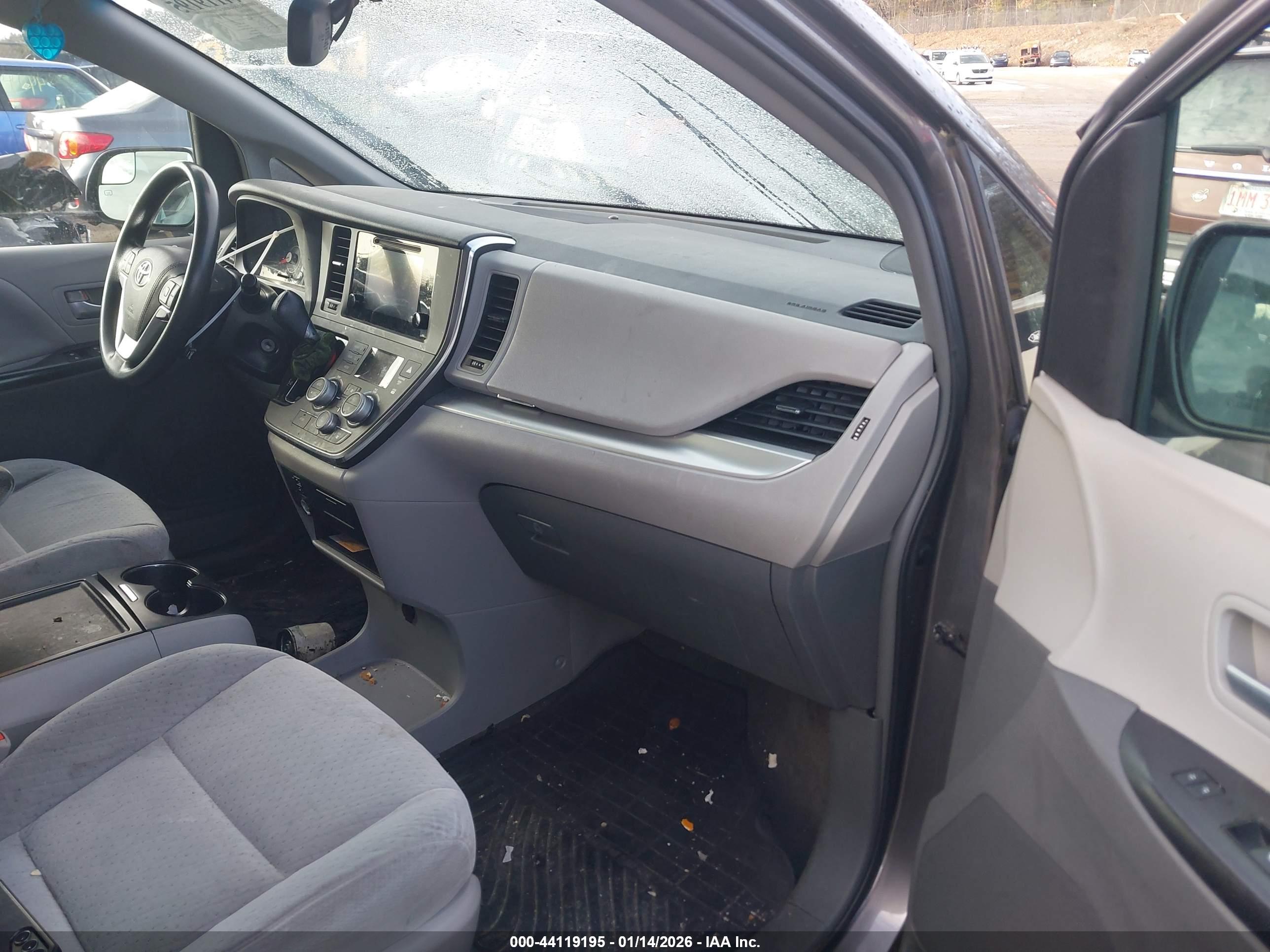 TOYOTA SIENNA image 5