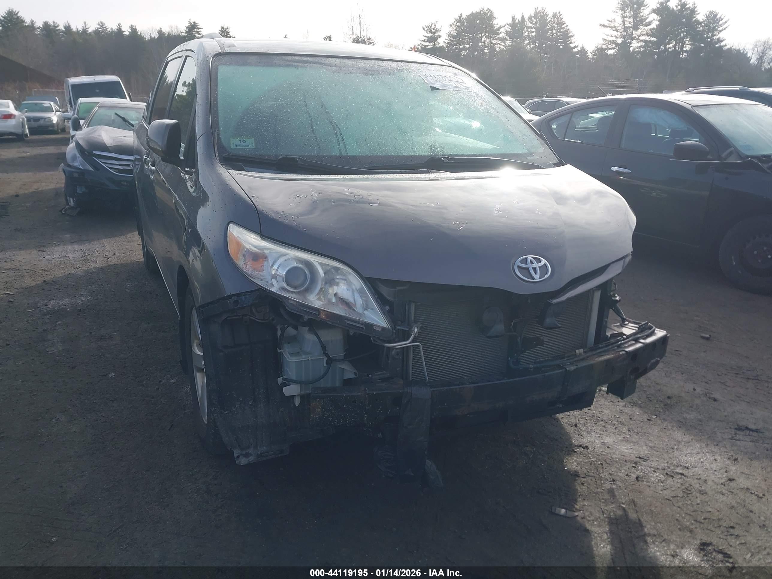 TOYOTA SIENNA image 6