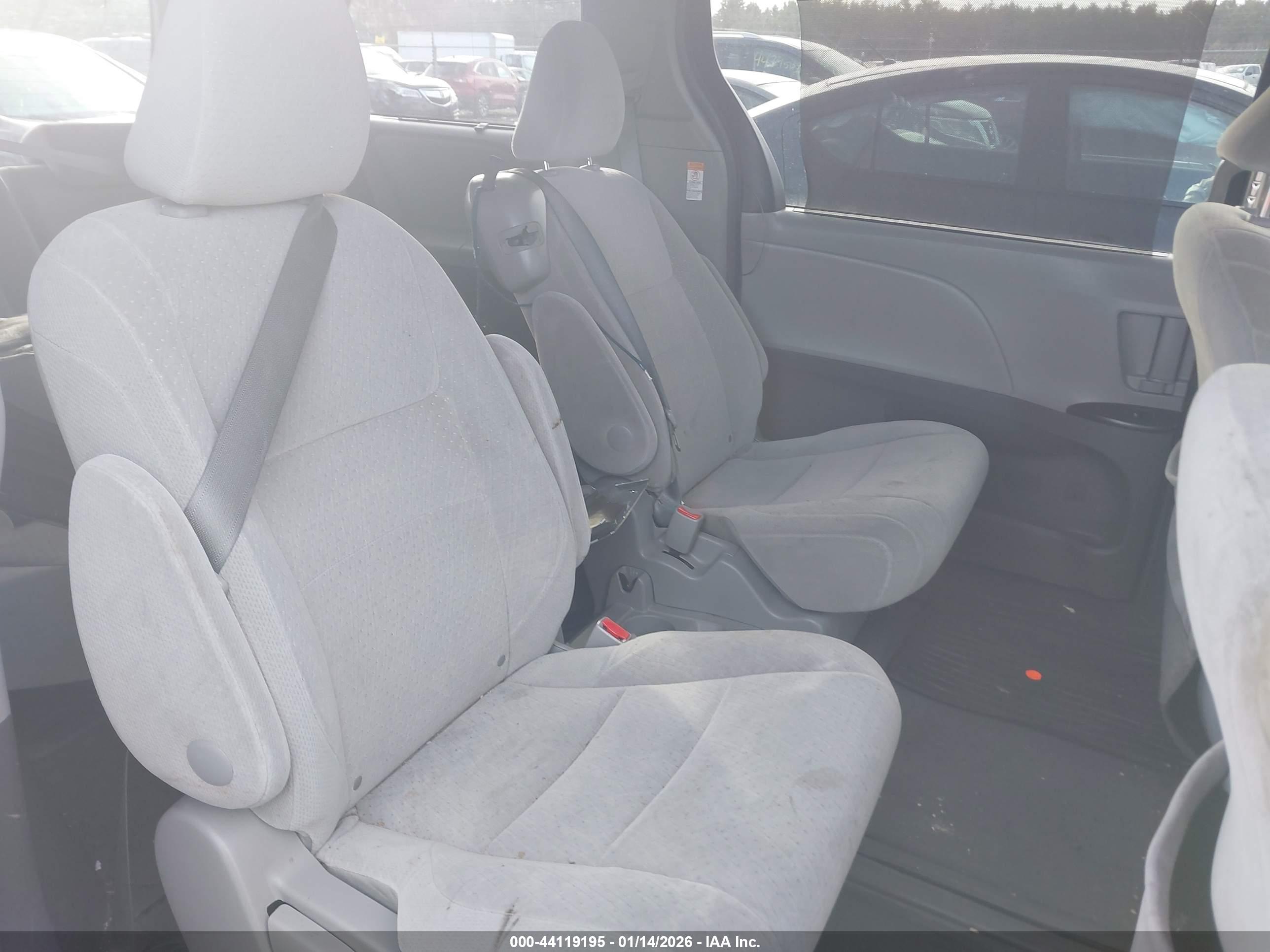 TOYOTA SIENNA image 8
