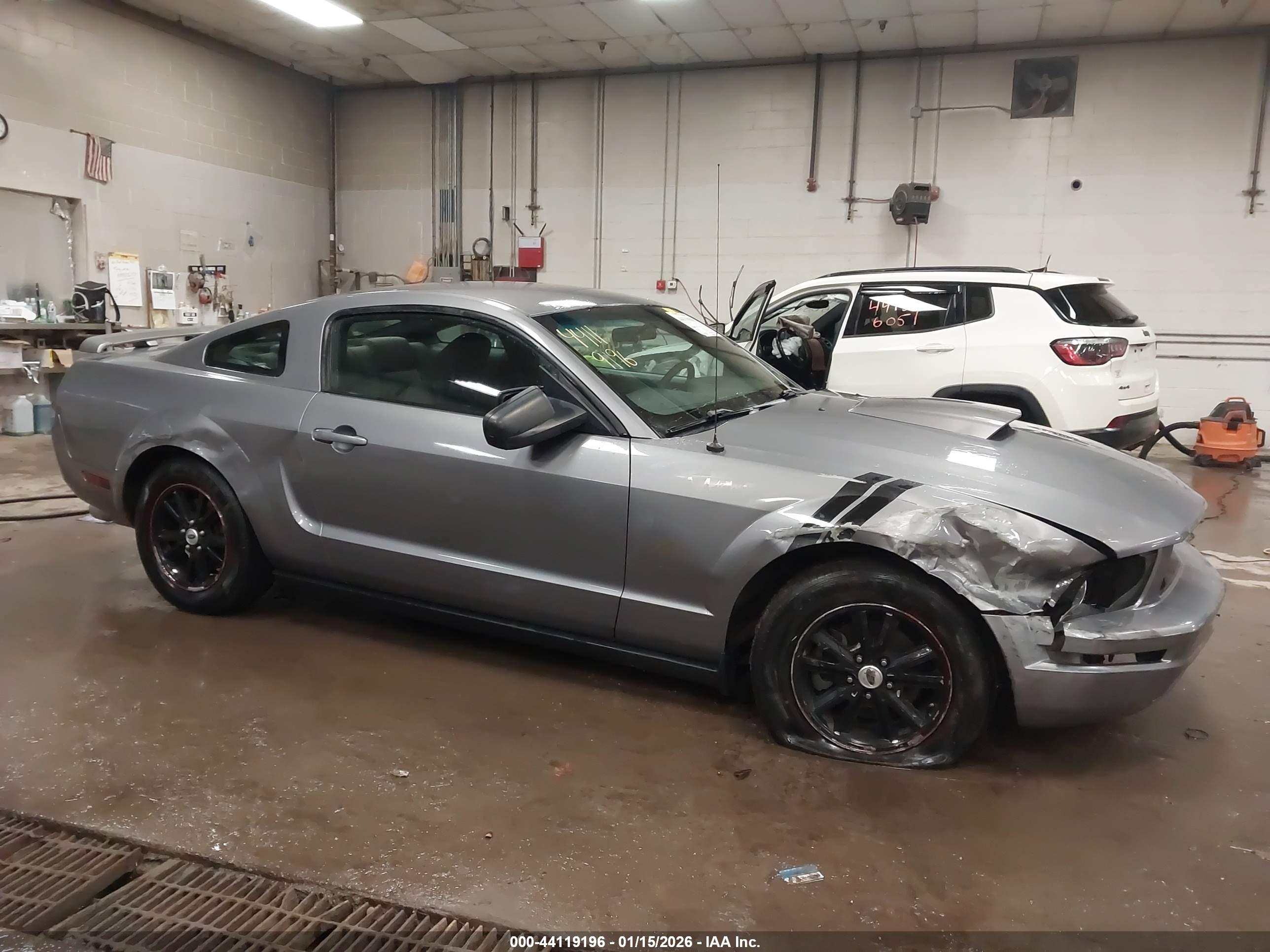 FORD MUSTANG image 6