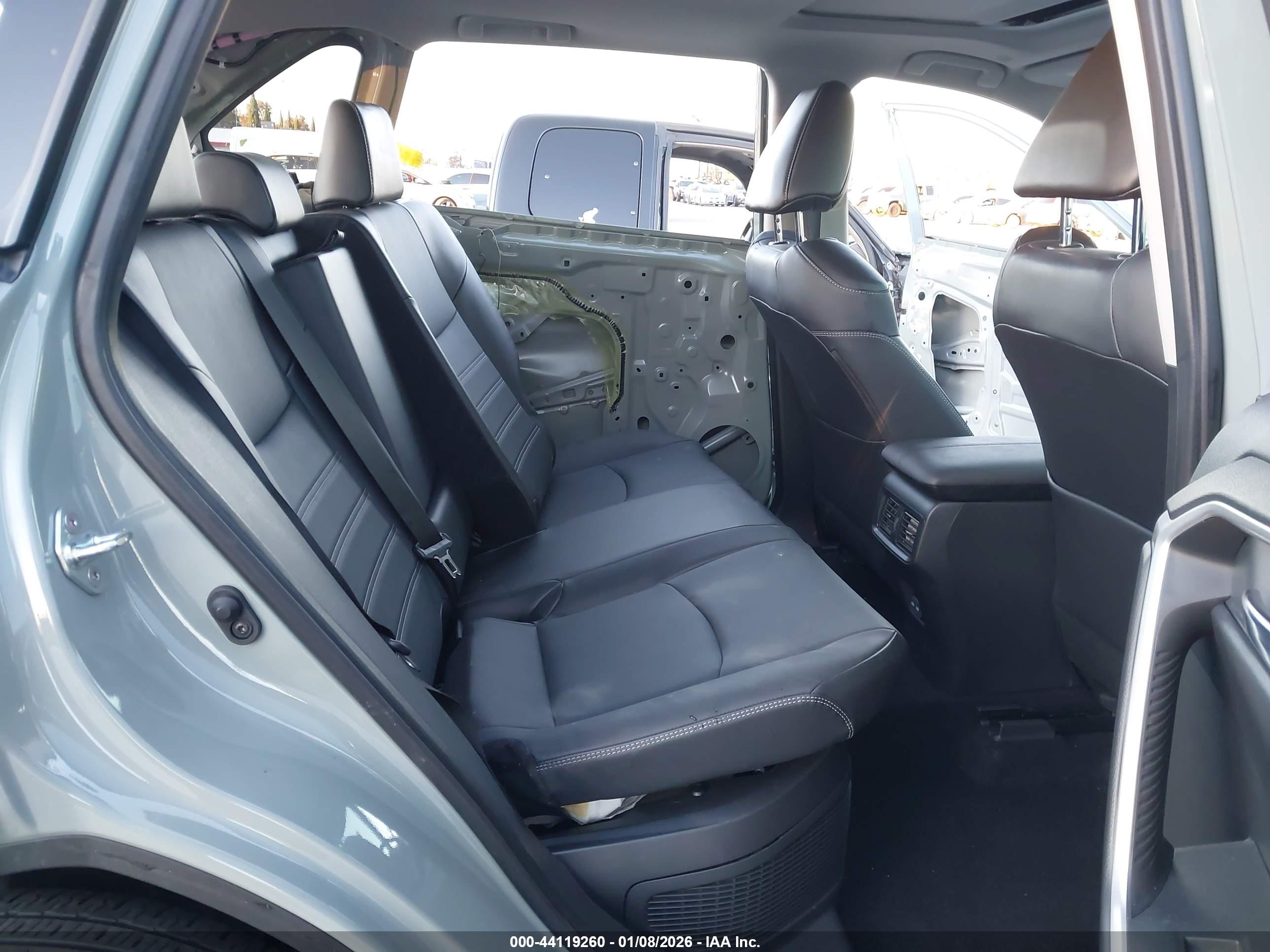 TOYOTA RAV4 image 8