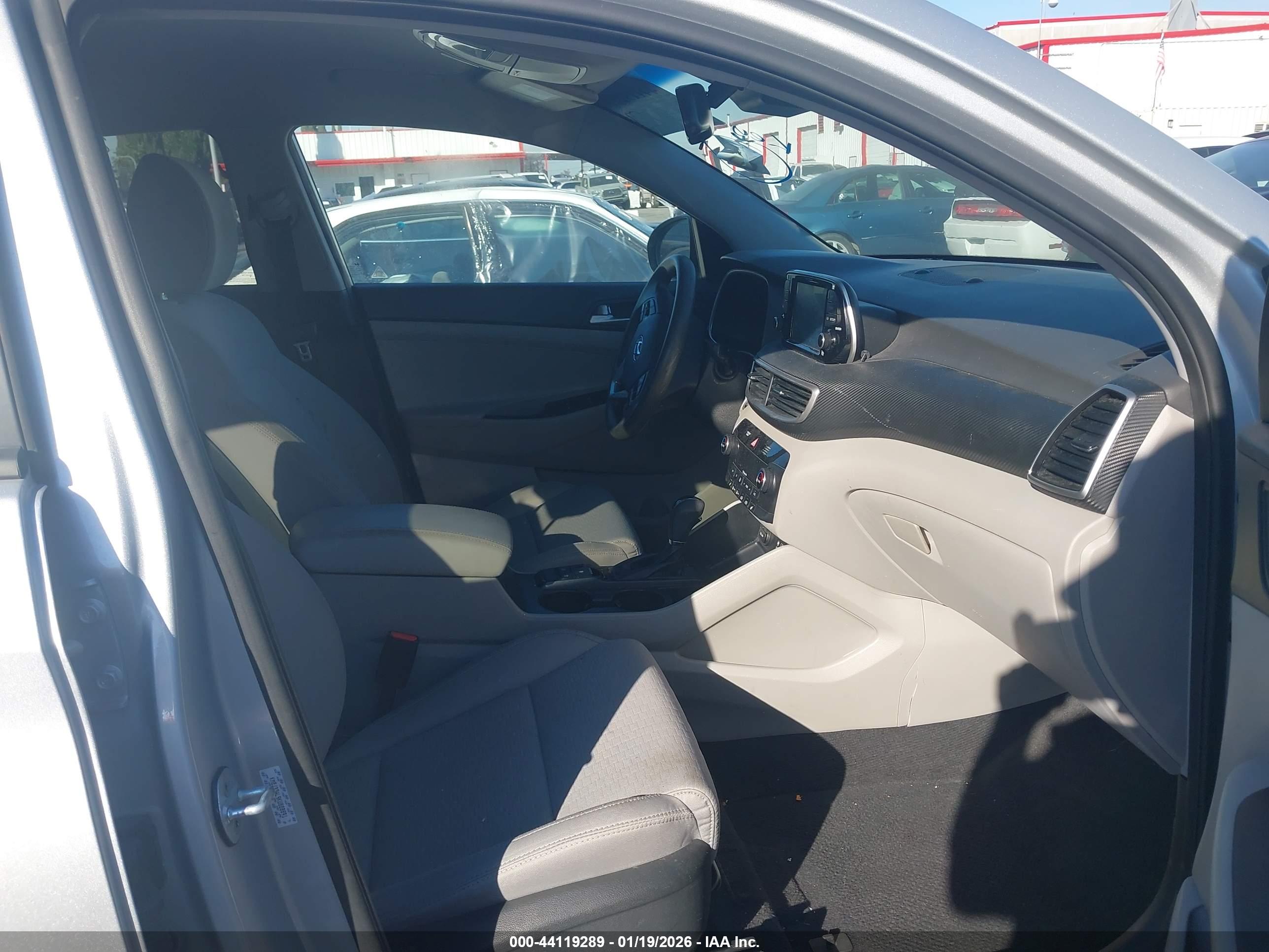 HYUNDAI TUCSON image 5
