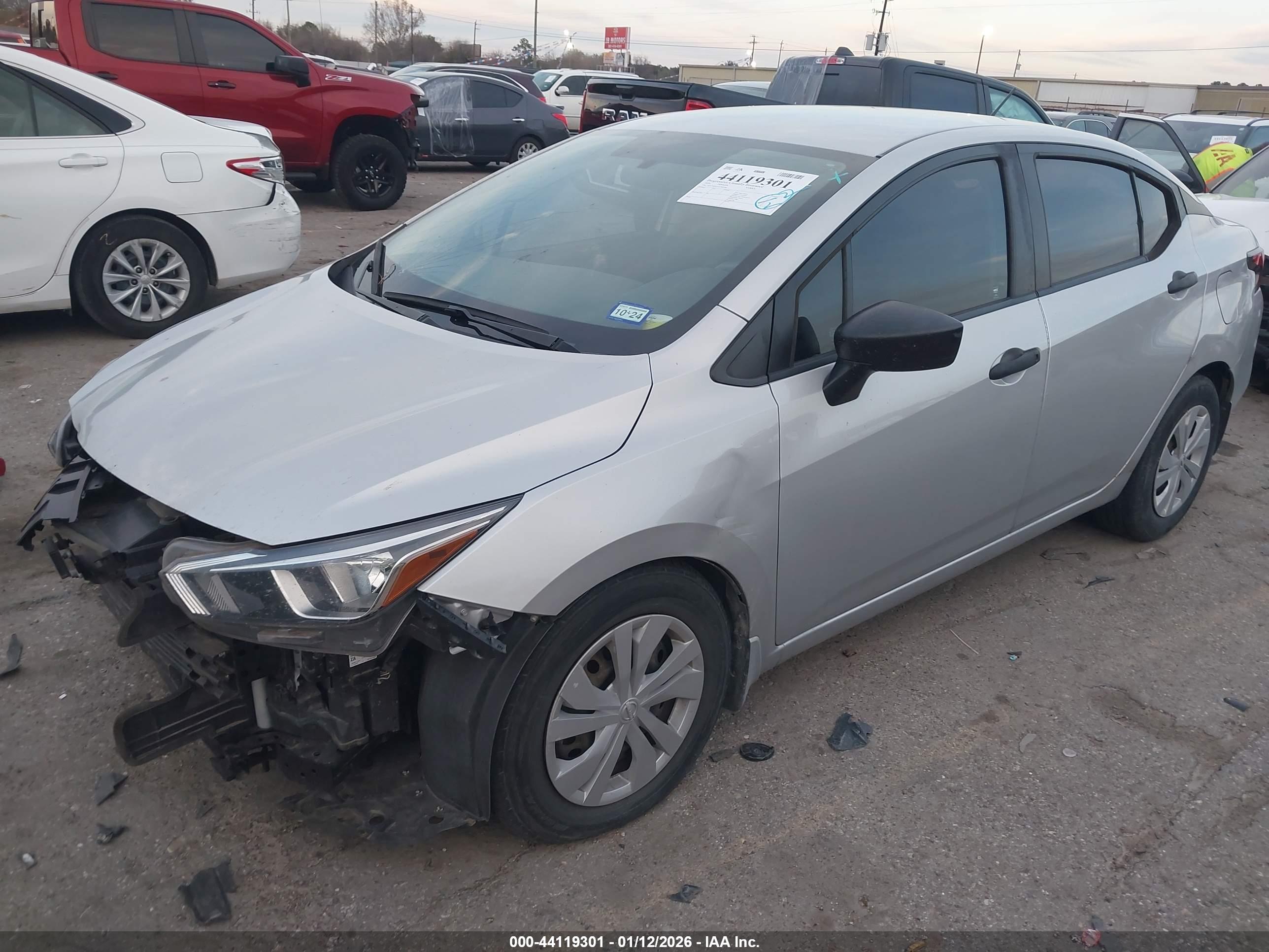 NISSAN VERSA image 2
