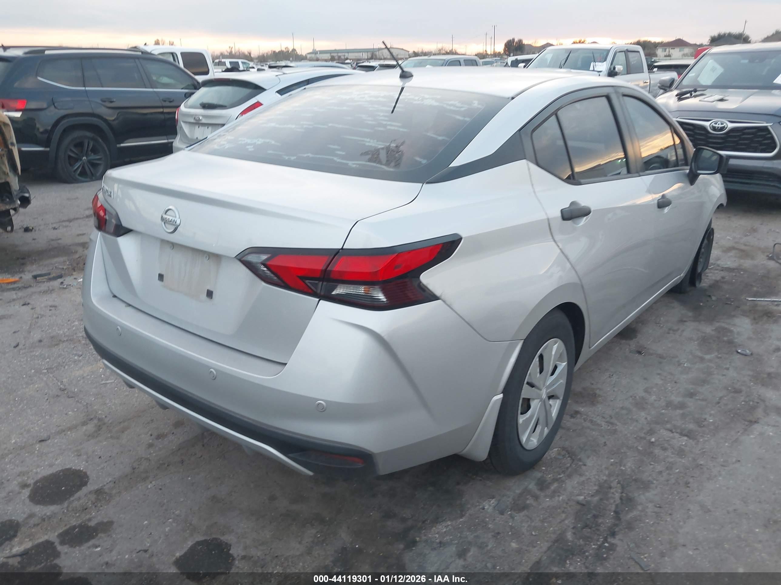 NISSAN VERSA image 4