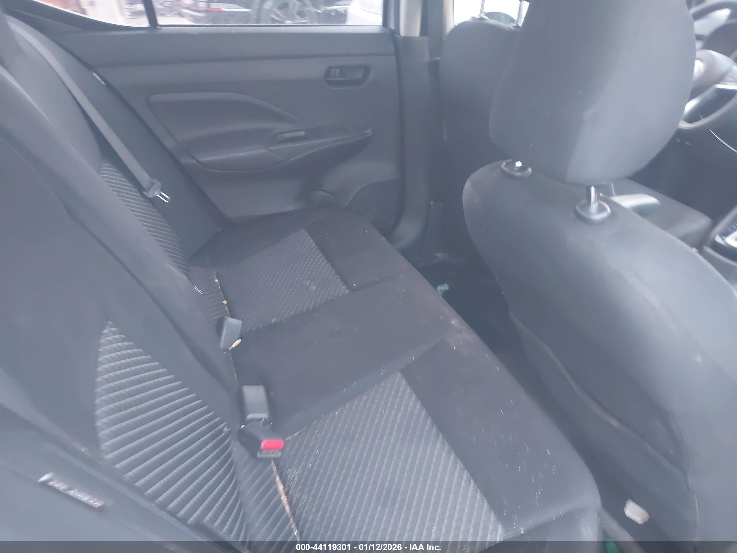NISSAN VERSA image 8