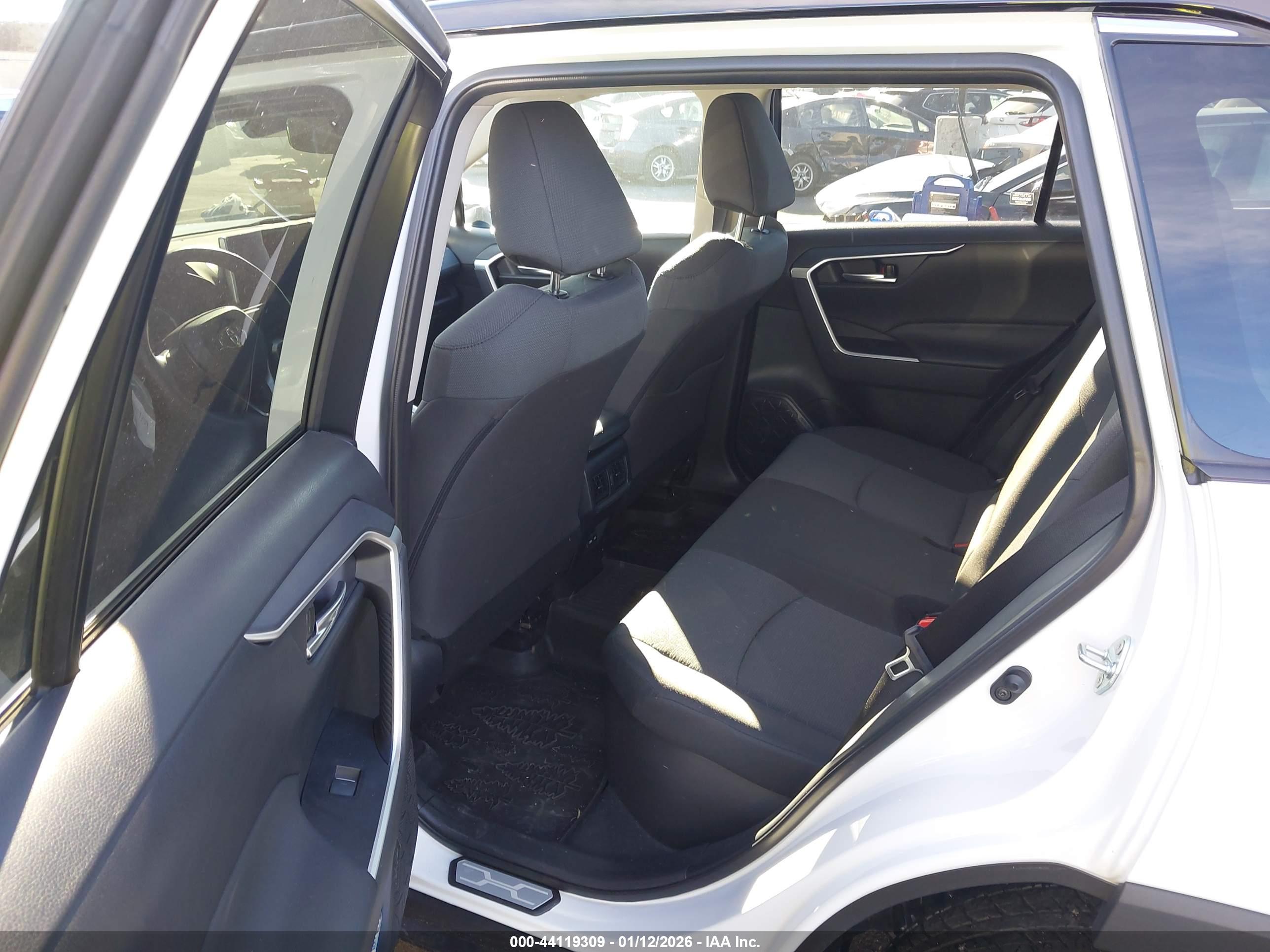 TOYOTA RAV4 image 8