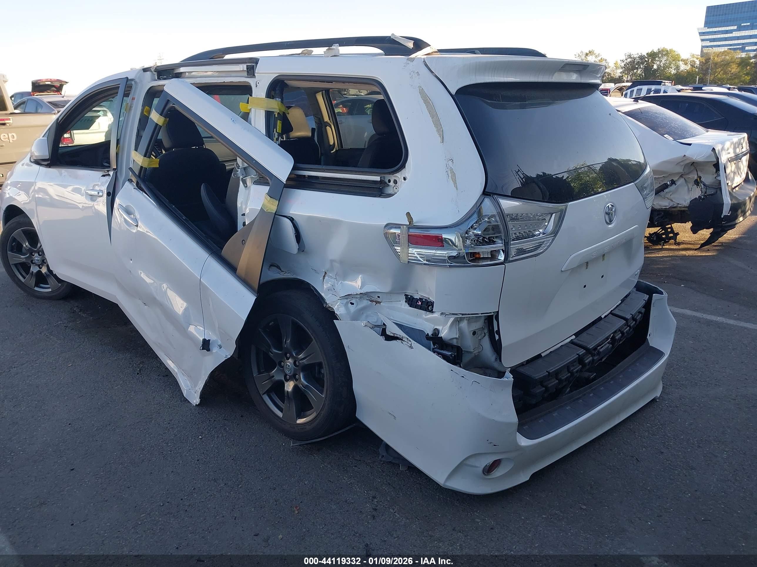 TOYOTA SIENNA image 3