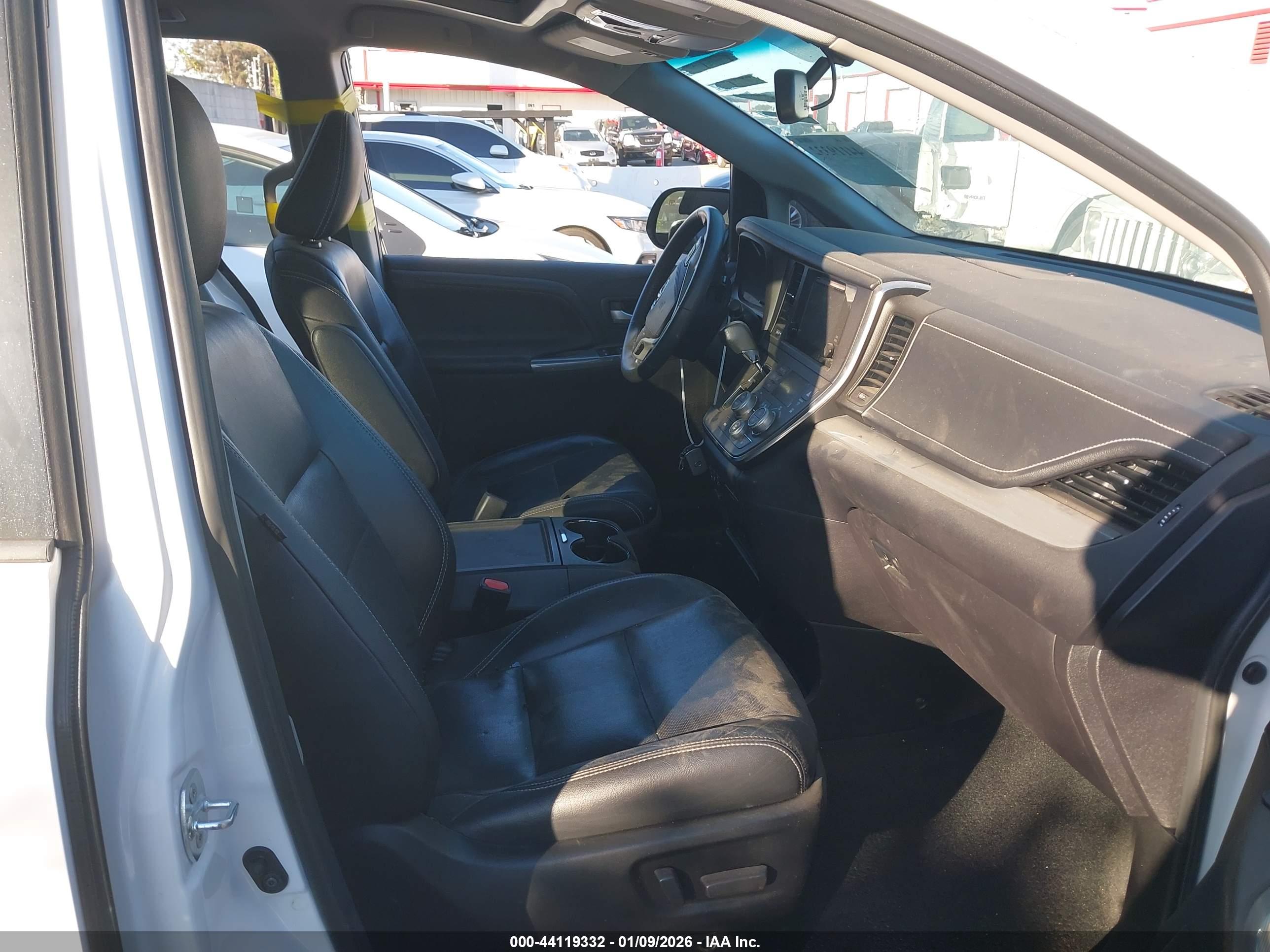 TOYOTA SIENNA image 5